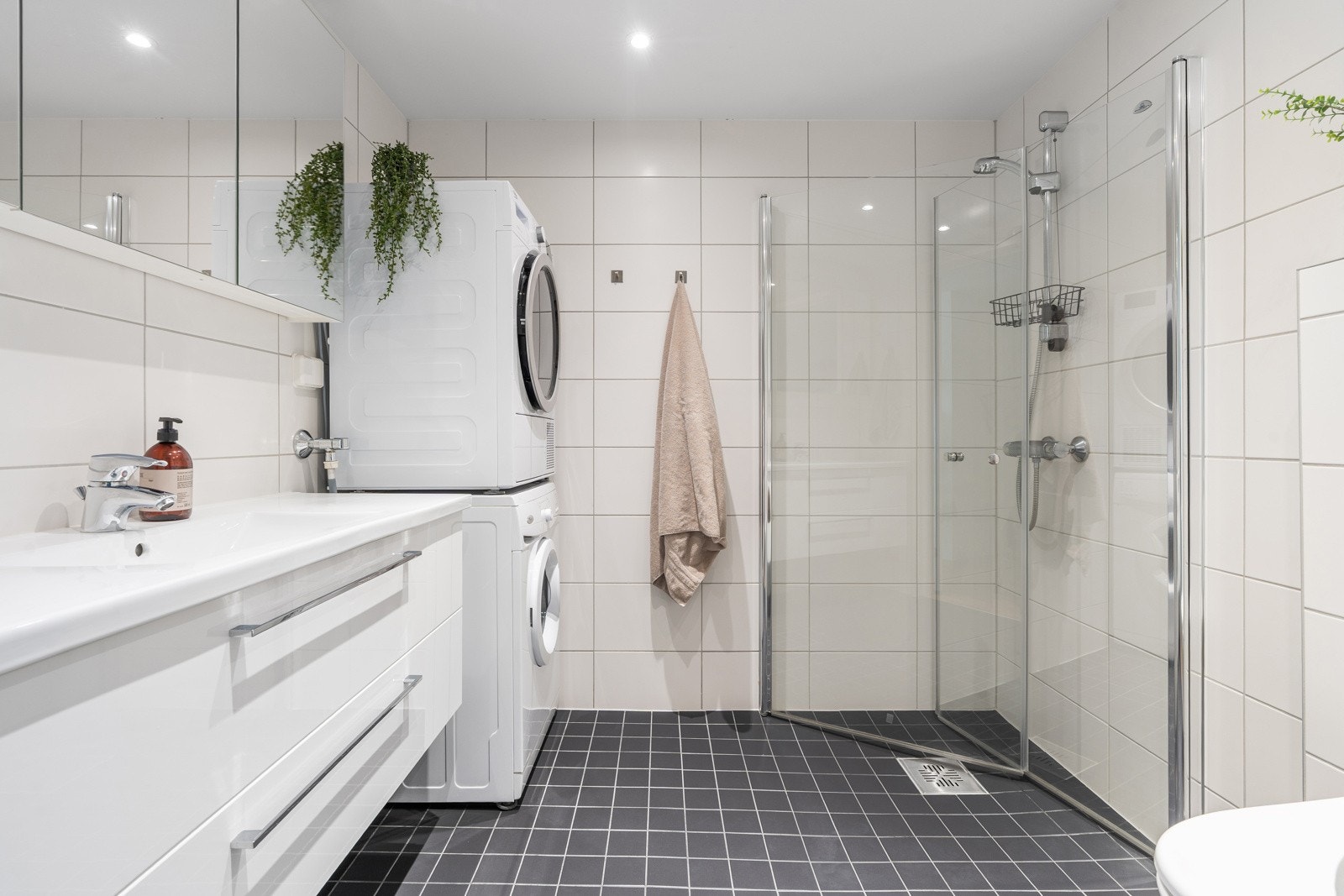 Flislagt bad/wc/vaskerom med gulvvarme og downlights i himling