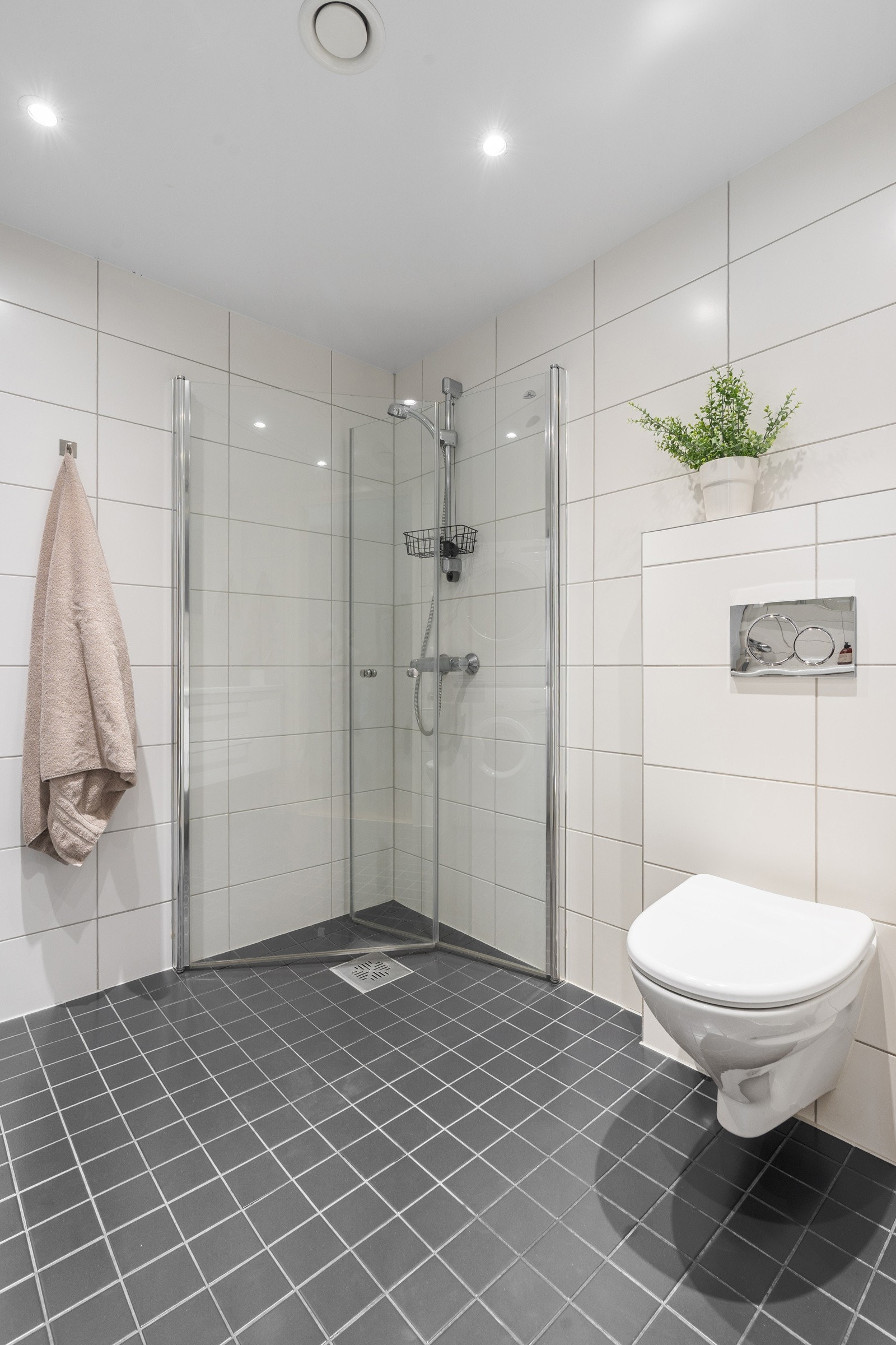 Badet har dusjhjørne med innfellbare glassdører. Forbruk av varmtvann er inkl. i felleskostnadene