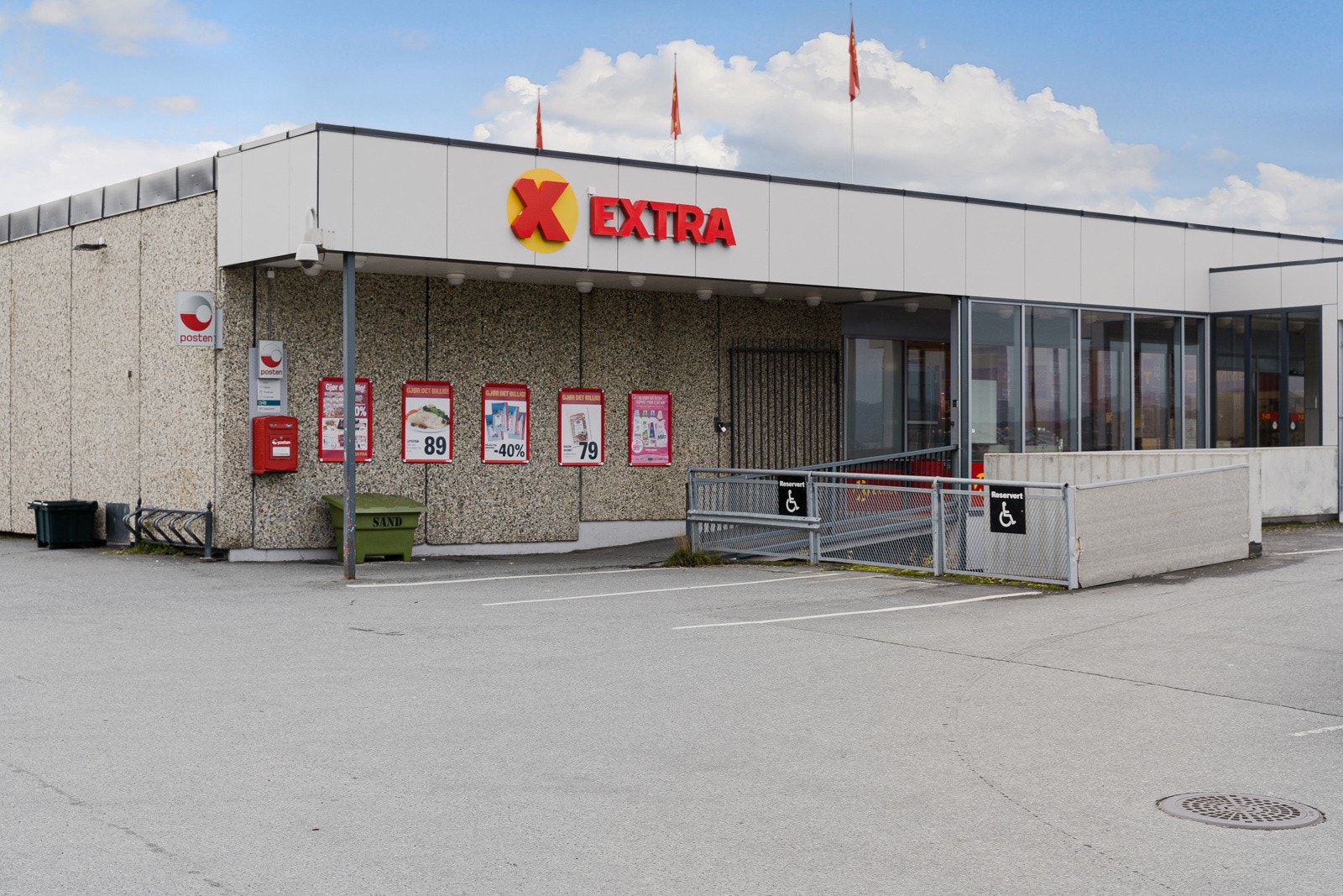 Og det er også kort vei til dagligvarebutikken Coop Extra Kroken