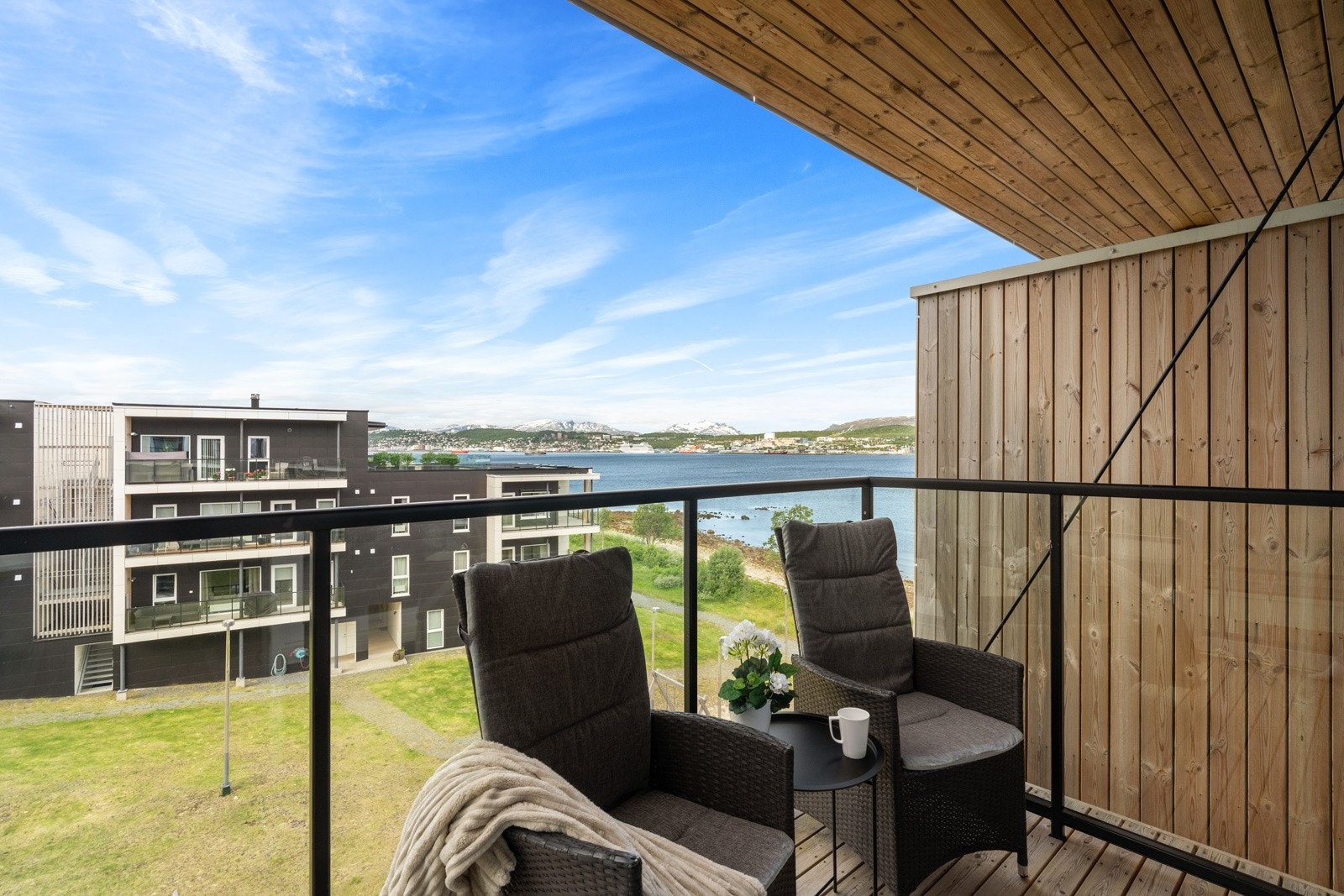 Fra stue er det utgang til sørvestvendt balkong. Her kan du nyte de gode solforholdene hele dagen og utover mot kvelden