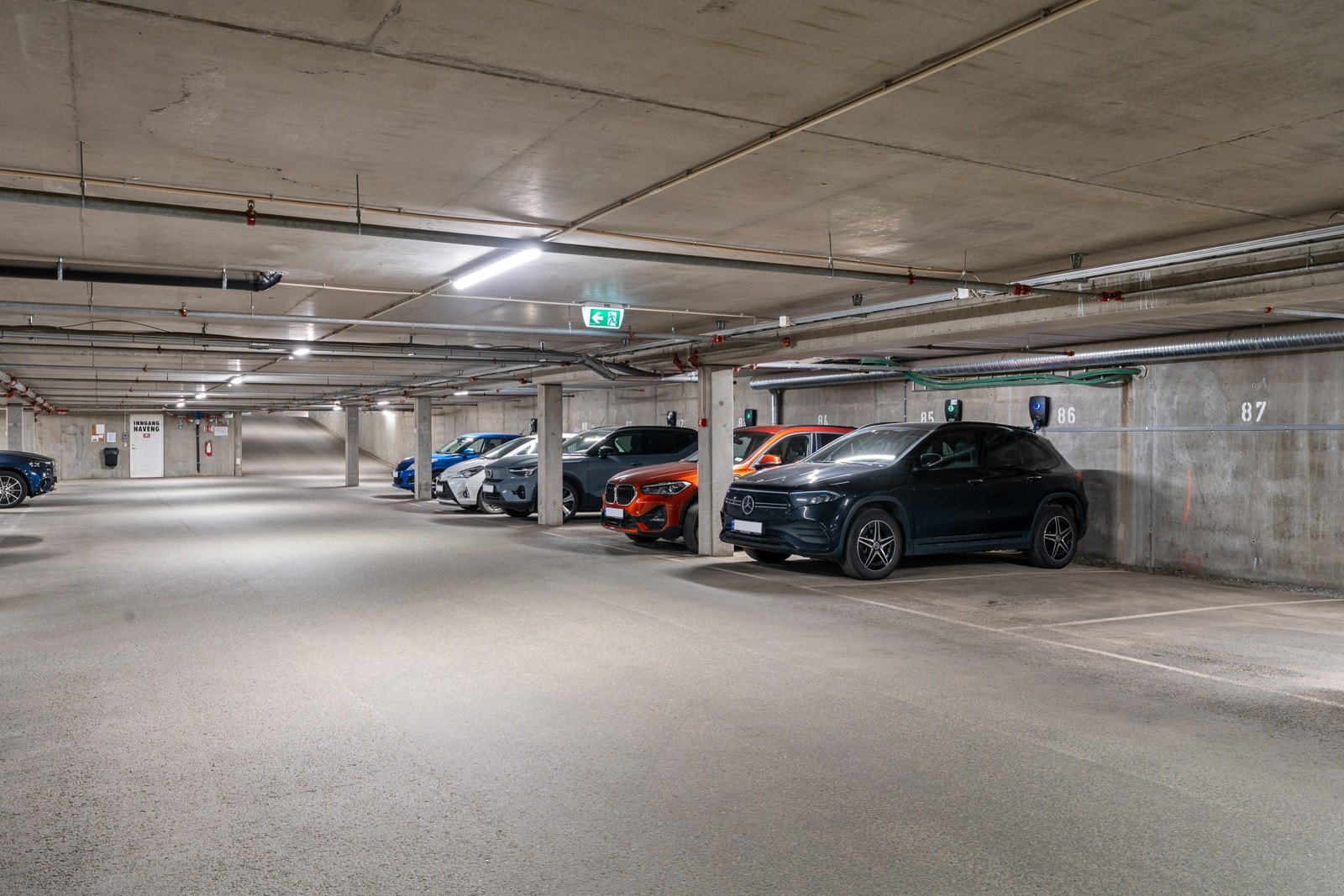 Det medfølger en fast garasjeplass i felles garasjeanlegg