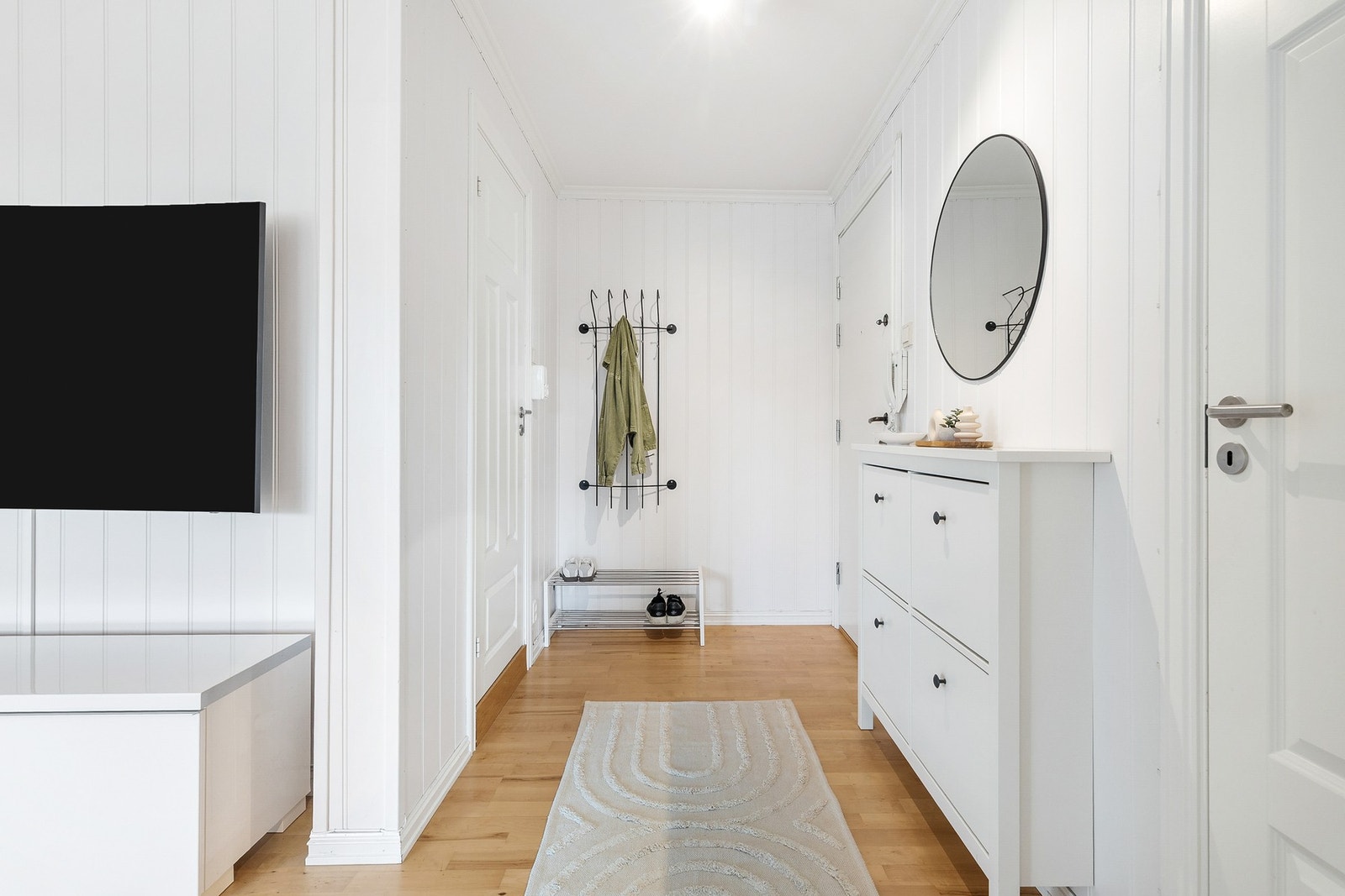 Entre med parkett på gulv og mdf-plater på vegger Galleribilde