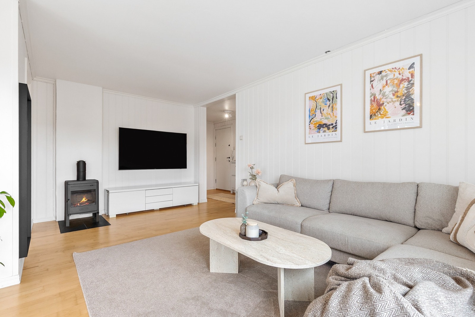 Rommet er av fin størrelse og har plass til sofa og tv-møblement Galleribilde