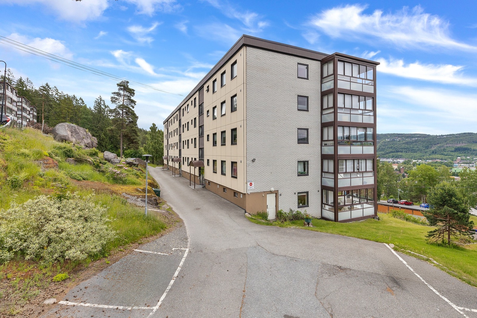 Eiendommen har en attraktiv og sentral beliggenhet i et rolig boligområde på Åssiden Galleribilde
