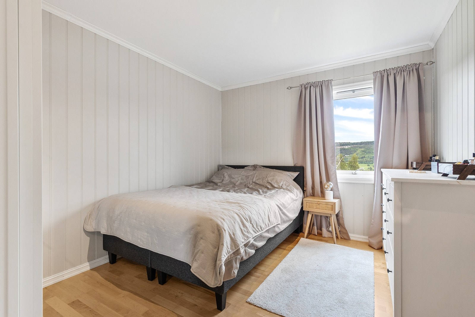 Soverom med parkett på gulv, mdf-plater på vegger og slett flate i himling Galleribilde