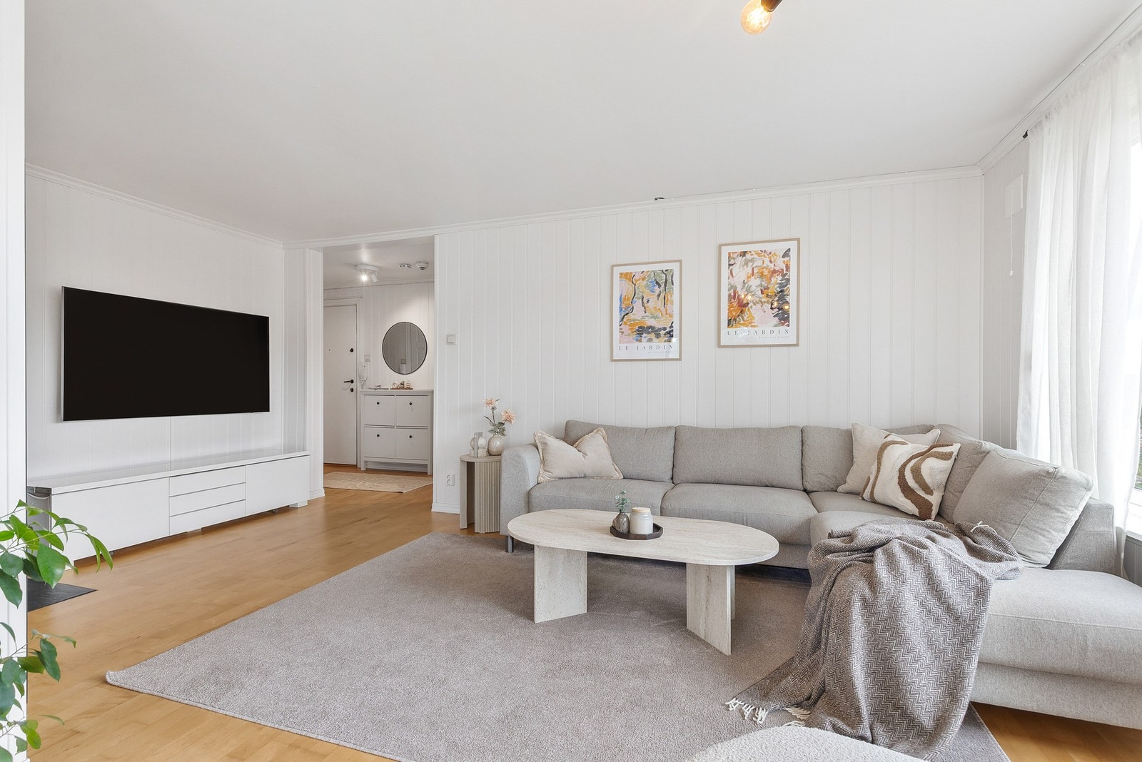 Stuen har parkett på gulv, mdf-plater på vegger og malt betong i himling Galleribilde