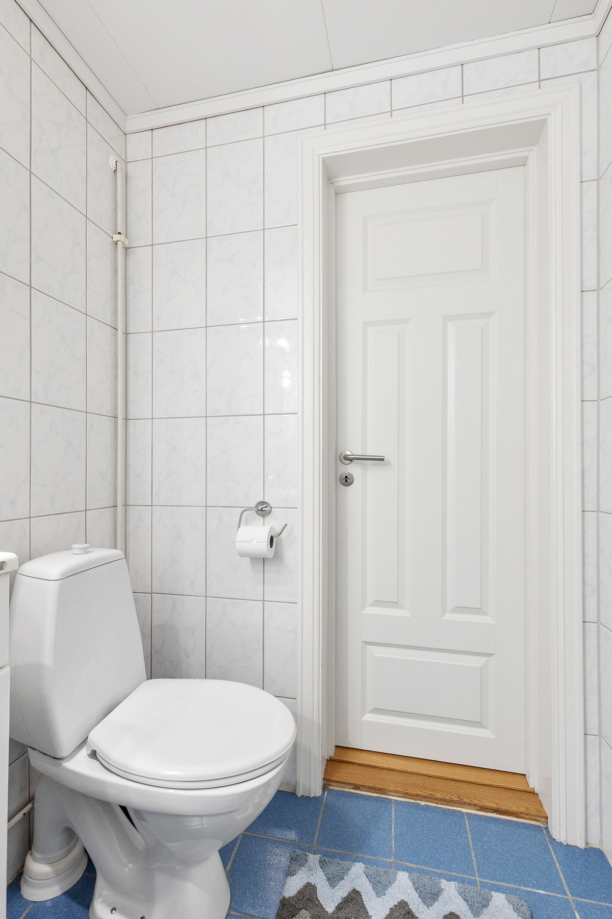 Badet har elektriske varmekabler i gulv Galleribilde