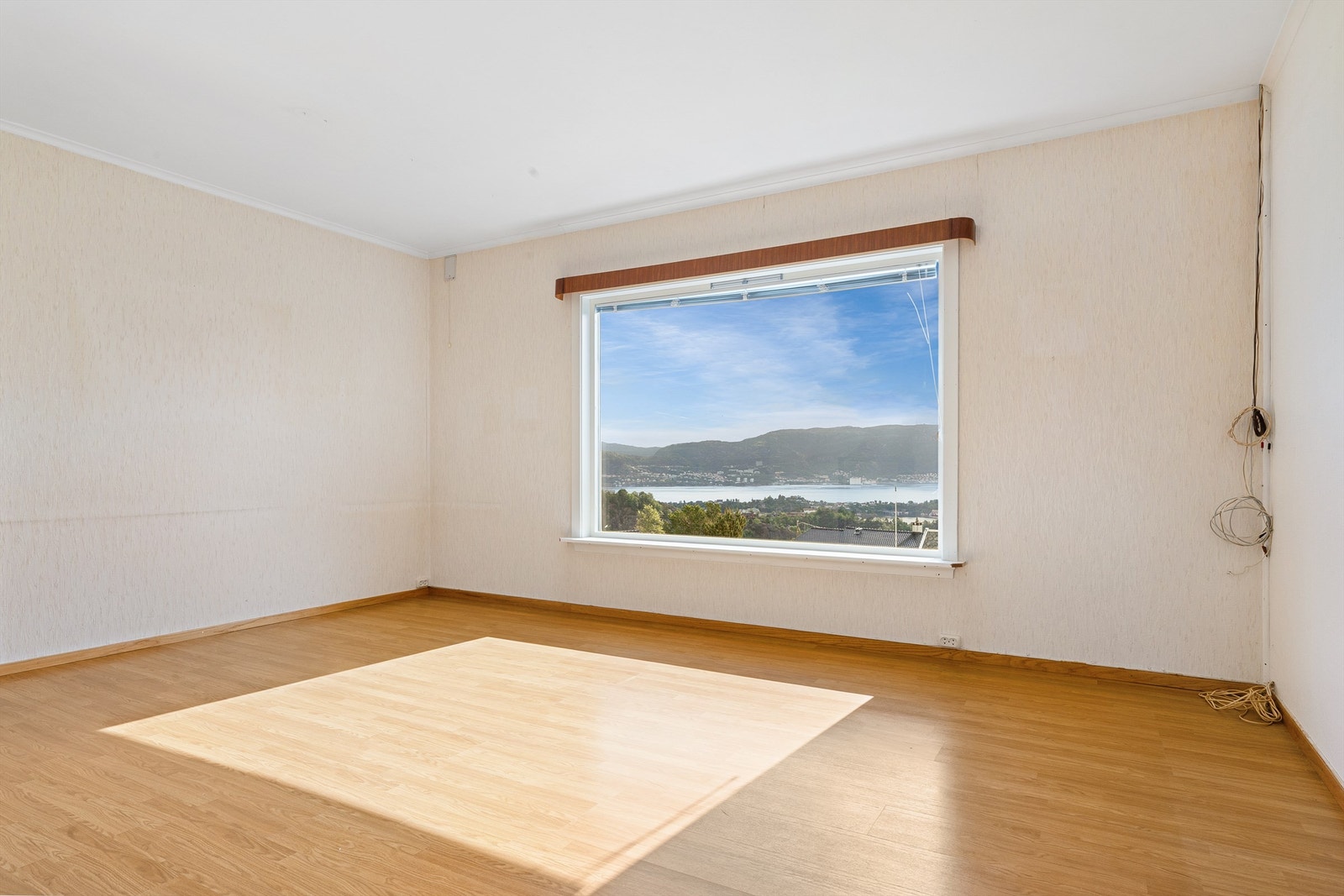 Rommet har plass til både sittegruppe og spisebord. Galleribilde