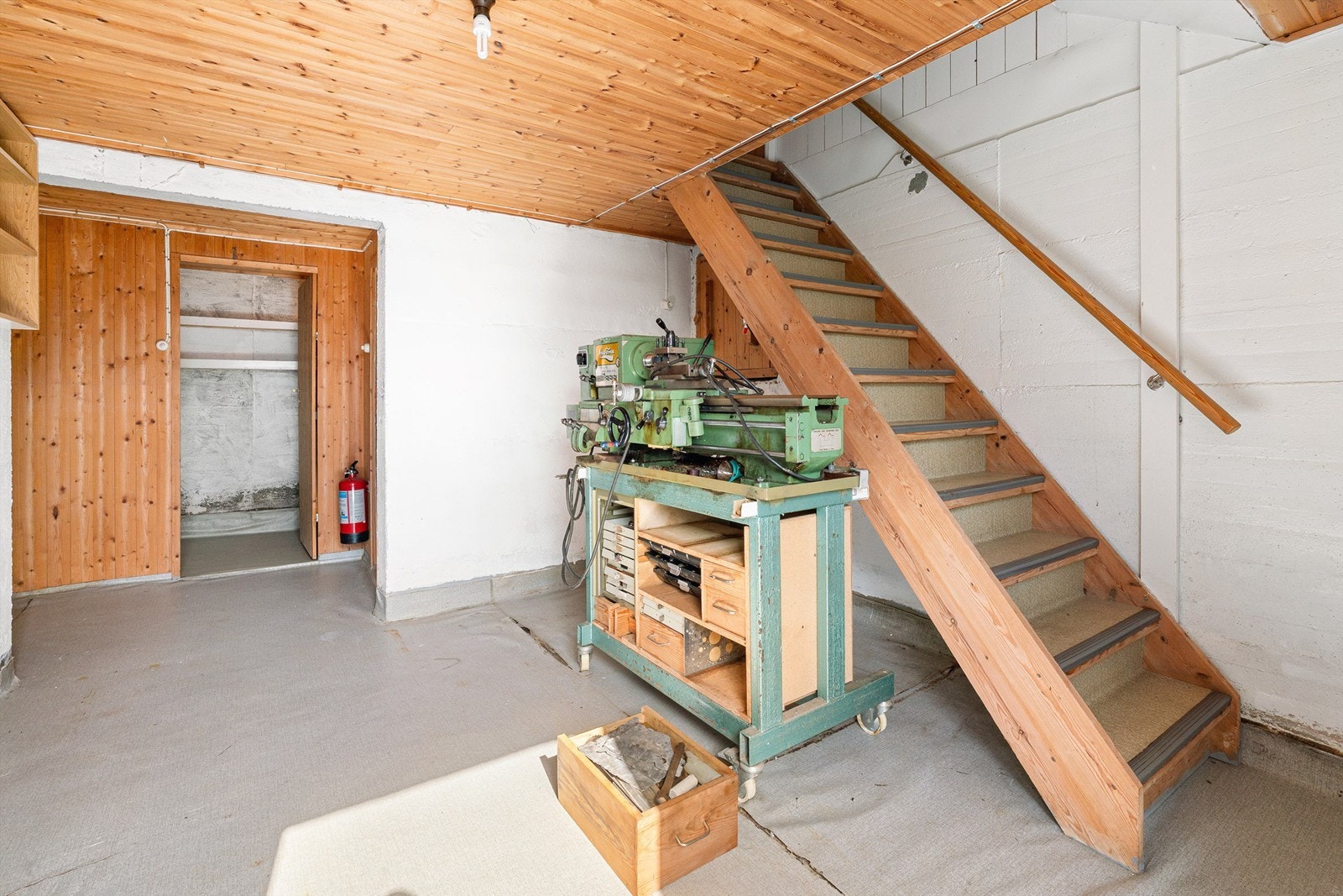 Innvendig trapp mellom underetasjen og hovedetasjen. Galleribilde