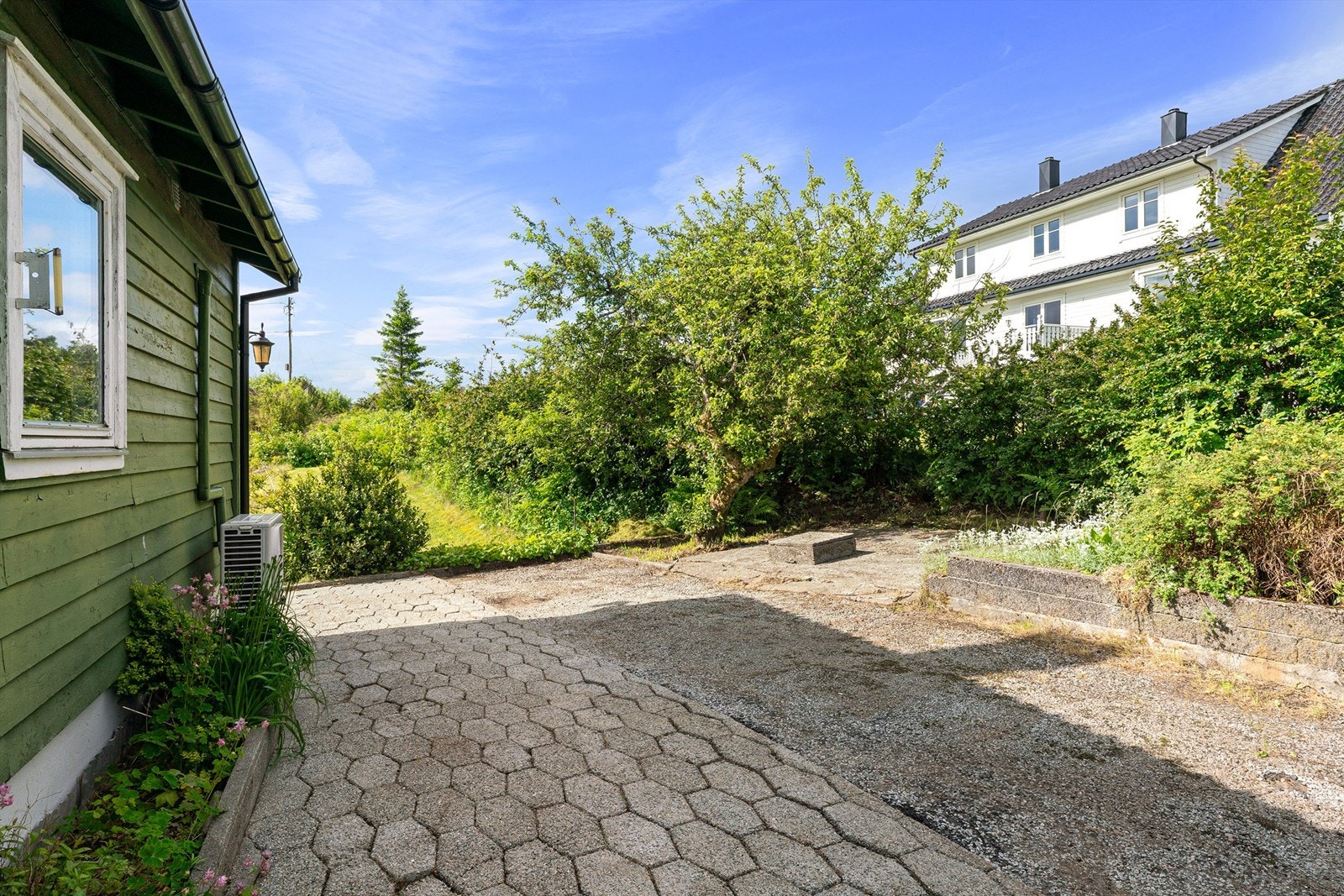 Opparbeidet uteplass og adkomst på baksiden av huset. Galleribilde