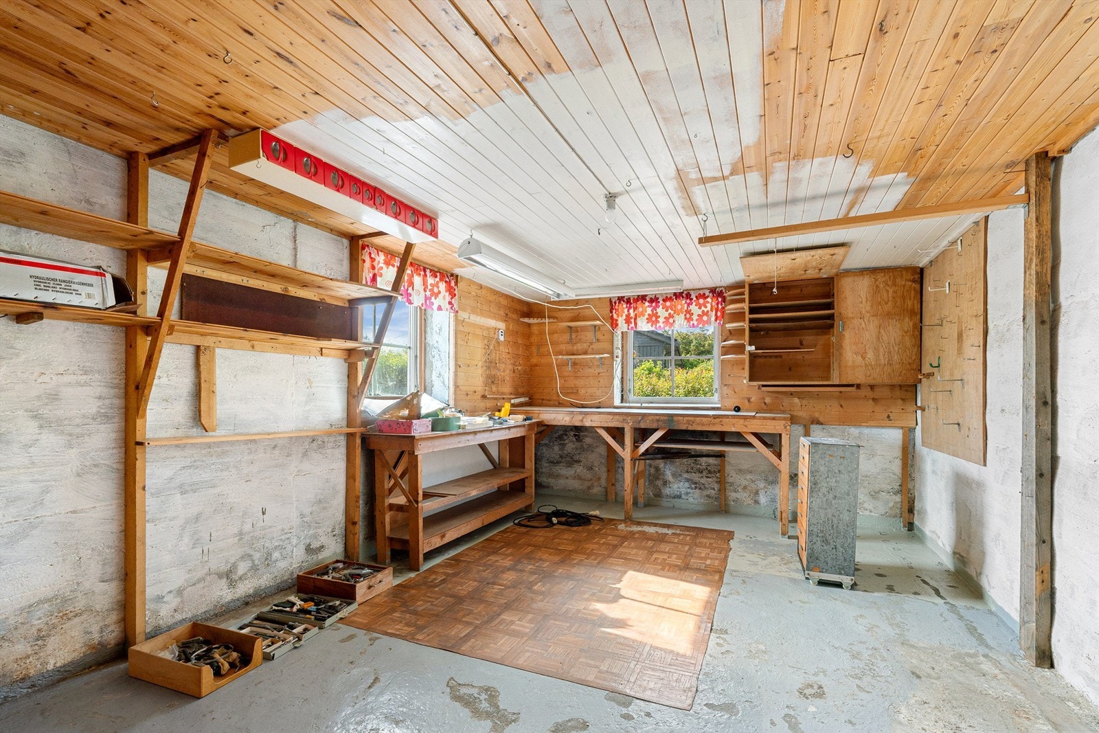 Stort kjellerrom som egner seg godt som verksted eller hobbyrom. Galleribilde
