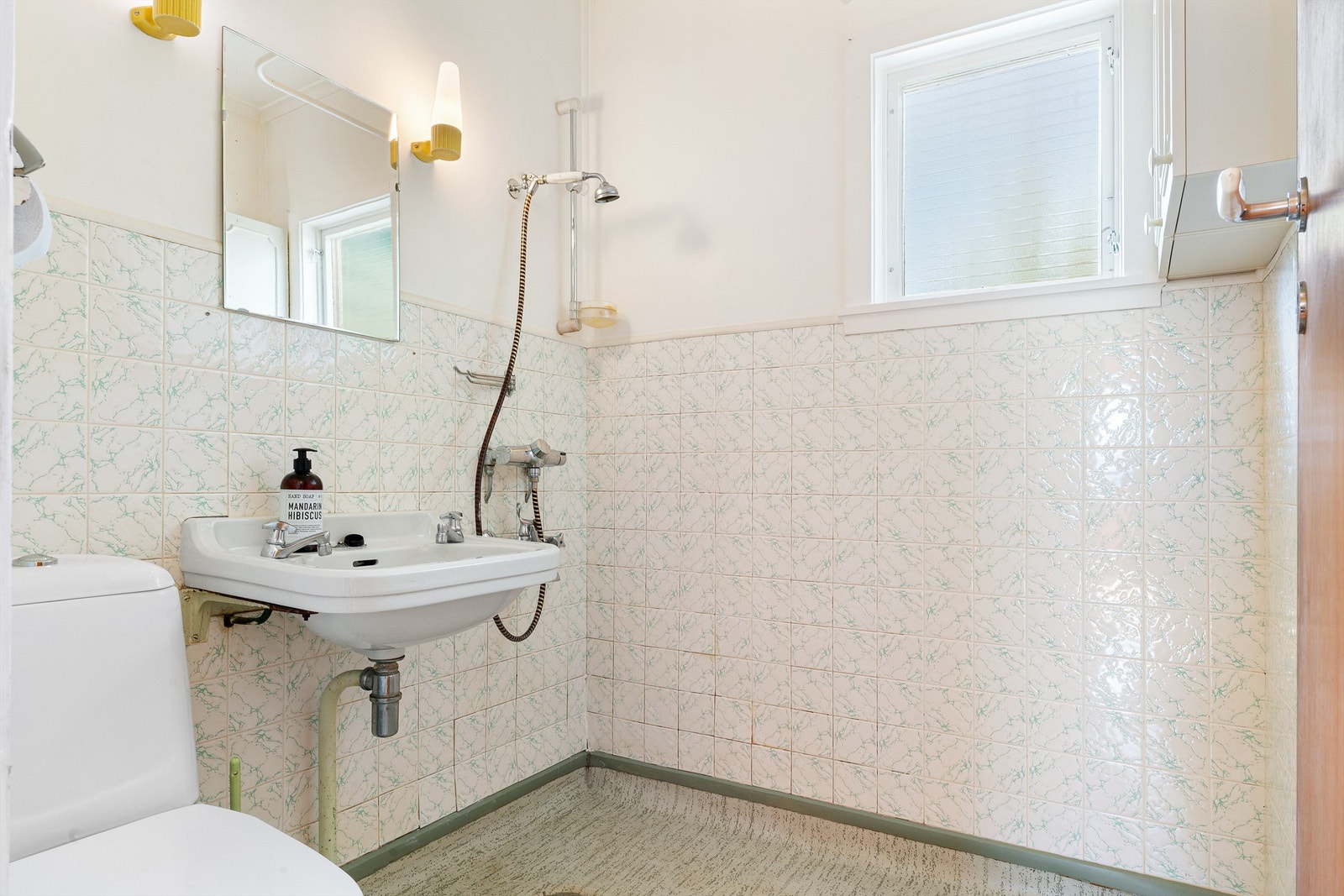 Badet har eldre standard og er utstyrt med toalett, servant og dusj. Galleribilde