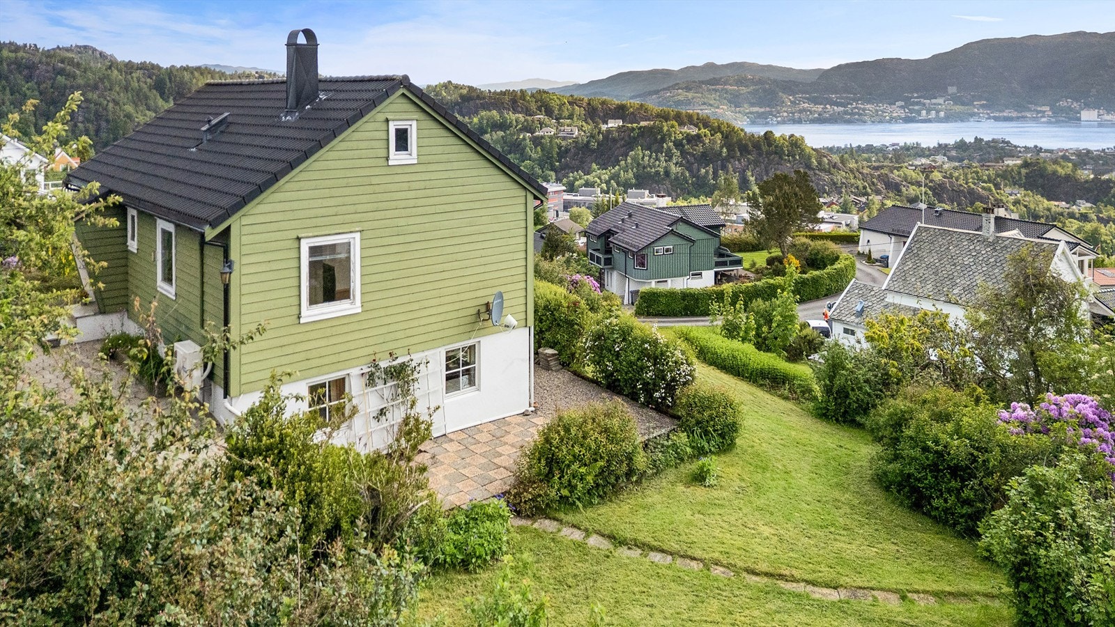 Eiendommen har en stor hage med mange muligheter. Galleribilde