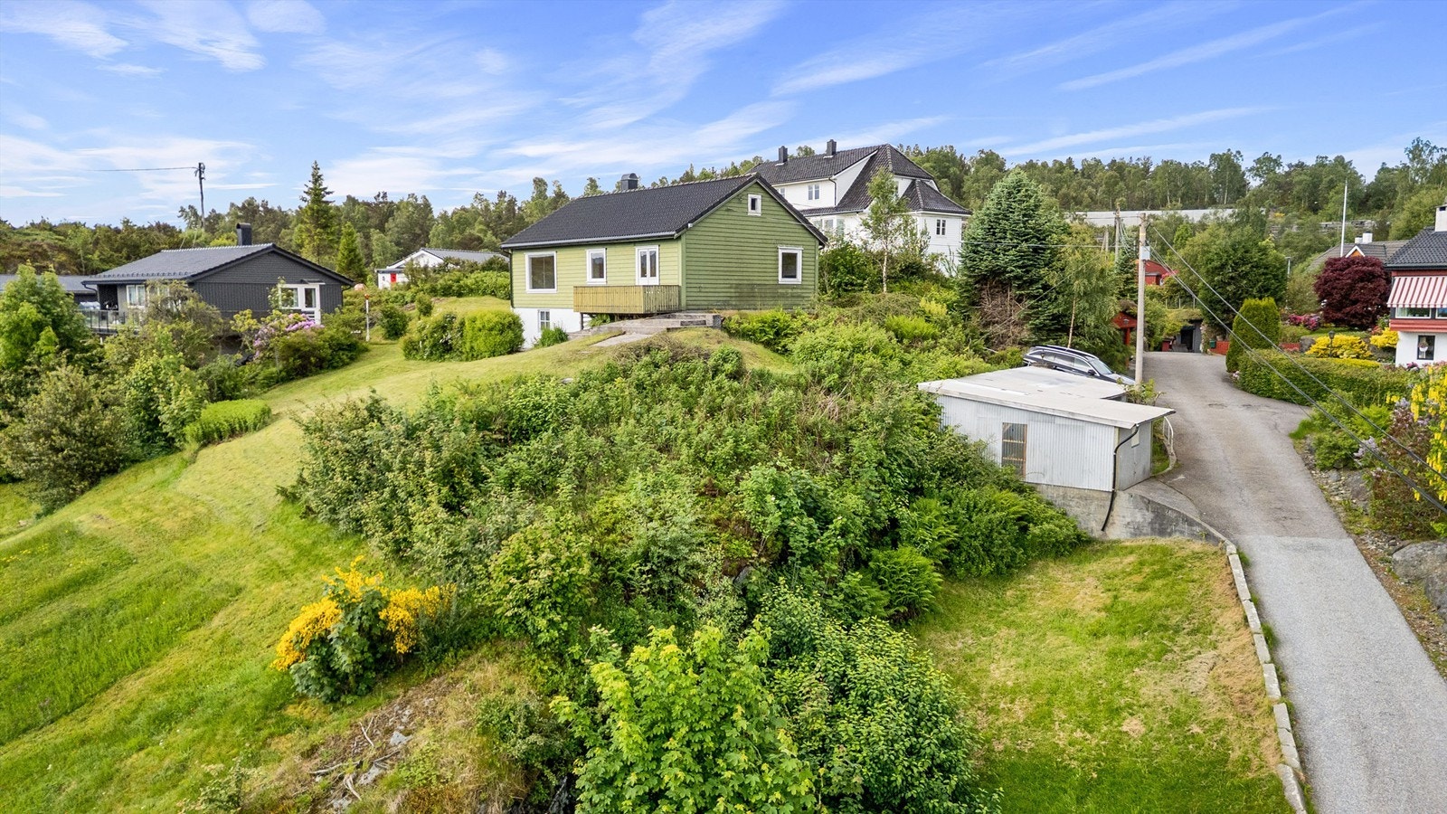 Eiendommen ligger tilbaketrukket fra veien. Galleribilde