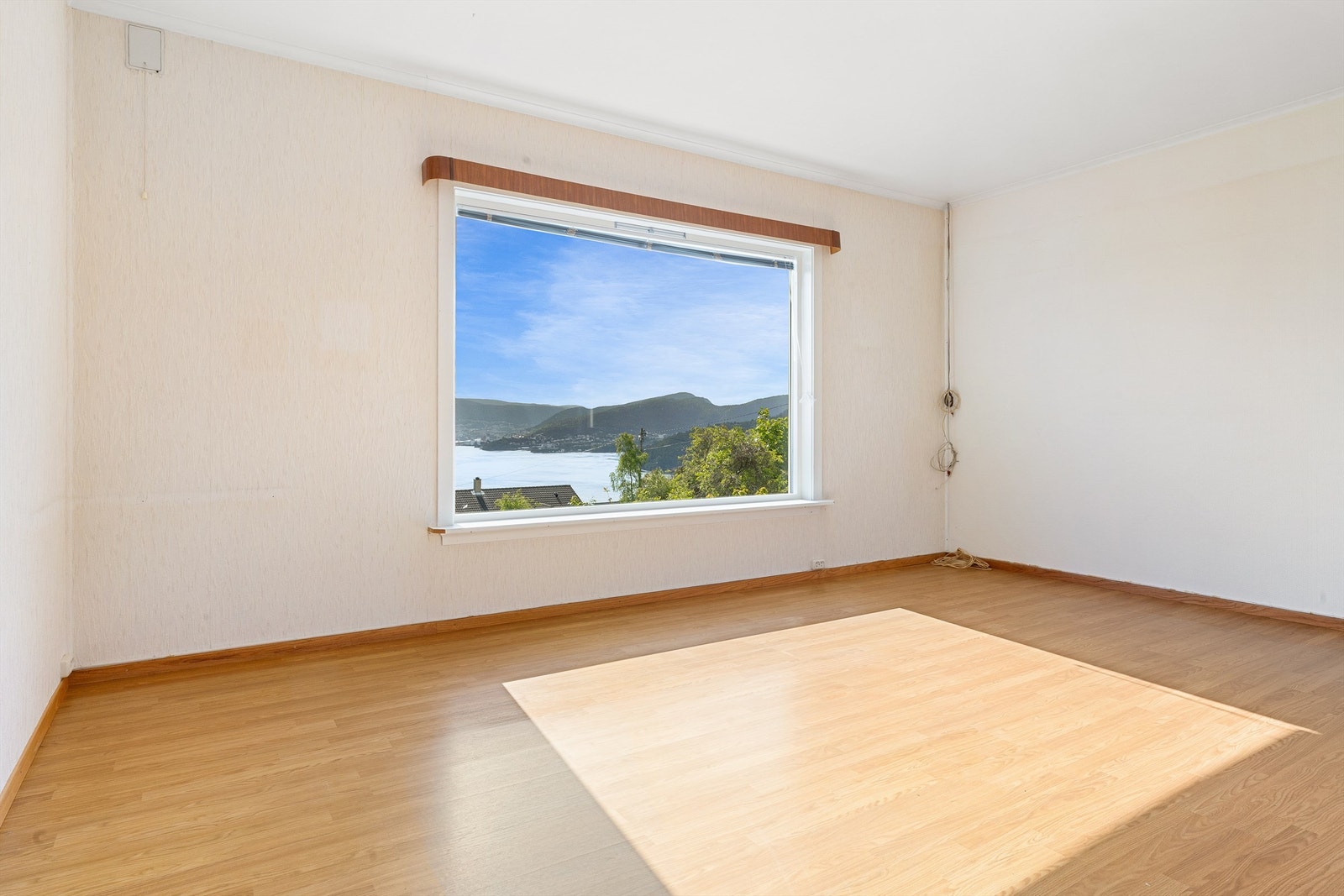 Fra stuen er det vid utsikt over nærområdet og innseilingen til Bergen. Galleribilde