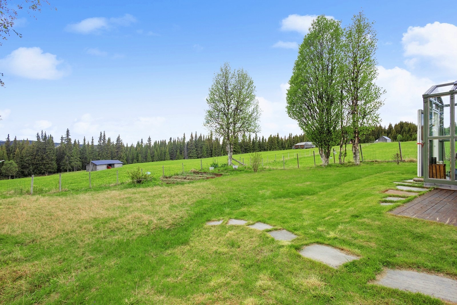 Utsikt over det omkringliggende landskapet fra fritidseiendommen. Galleribilde