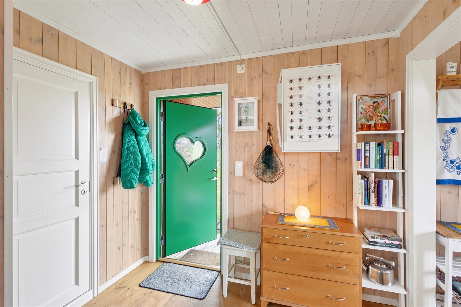 Entréen gir et godt førsteinntrykk med en helisolert ytterdør fra 2013, utført med trekarm, belistning og glassfelt som slipper inn naturlig lys Galleribilde