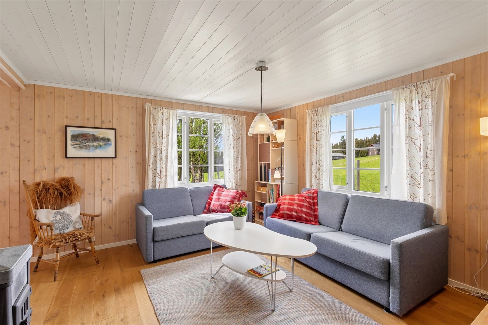 Store vindusflater slipper inn rikelig med lys, og sammen med heltre eikegulv skapes en lun og behagelig atmosfære. Treseteren er sovesofa og toseteren har plass til sengetøy! Galleribilde
