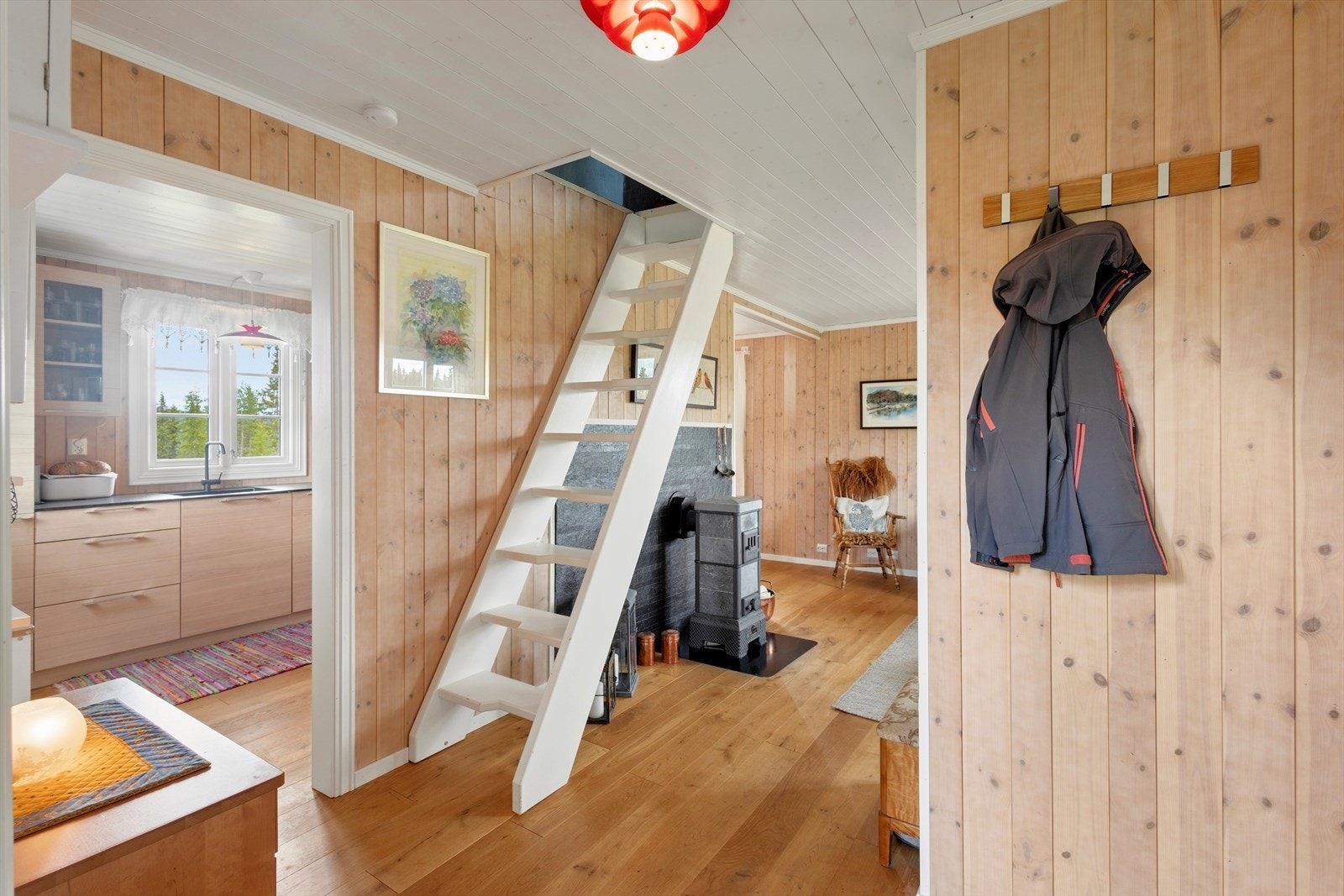 En plassbygd sambatrapp i tre fører opp til hemsen. Galleribilde