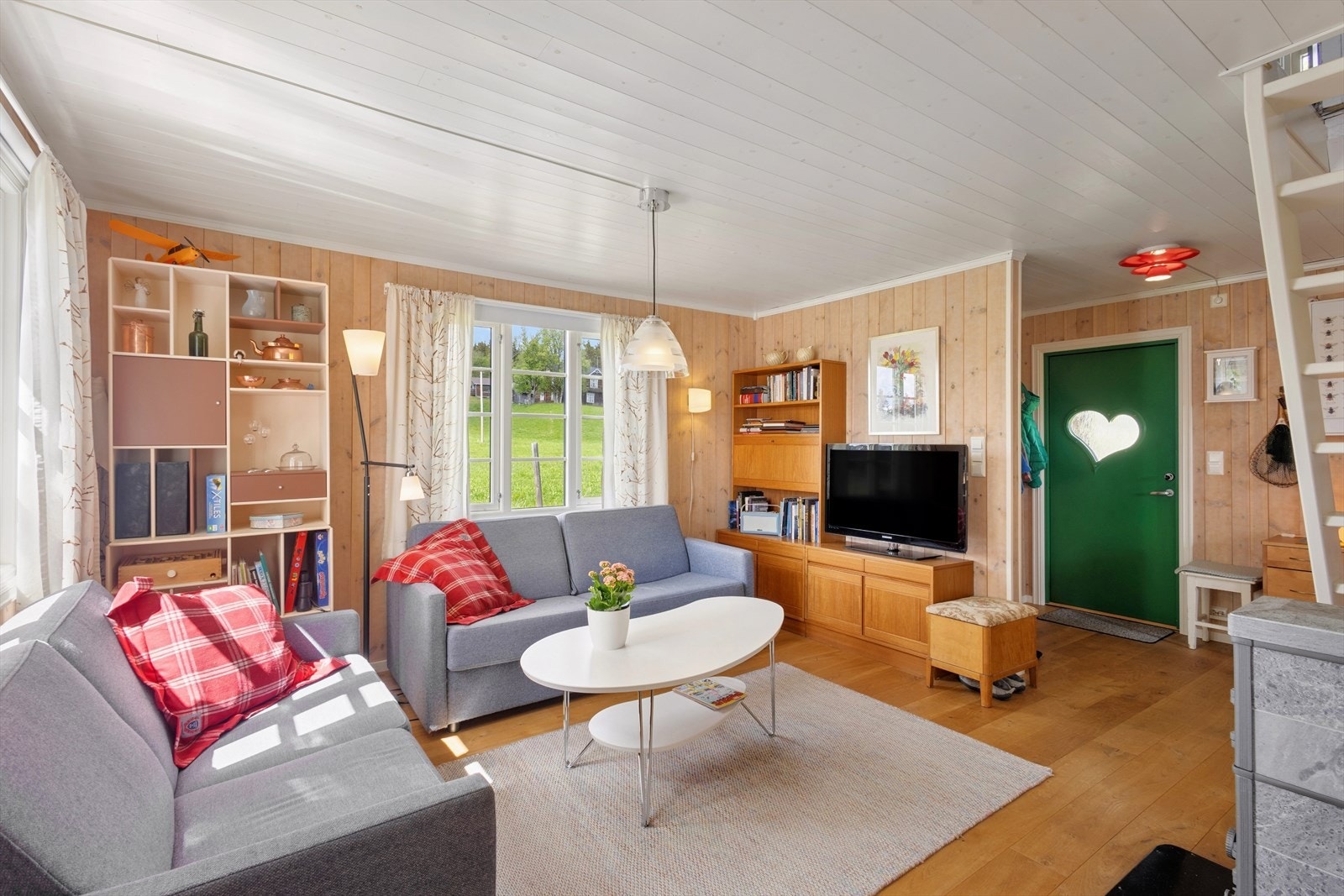 Stuen fremstår som et lyst og hyggelig oppholdsrom med åpen løsning mot spisestuen. Teakseksjonen har et skap der lyset tennes når du åpner døren! Galleribilde