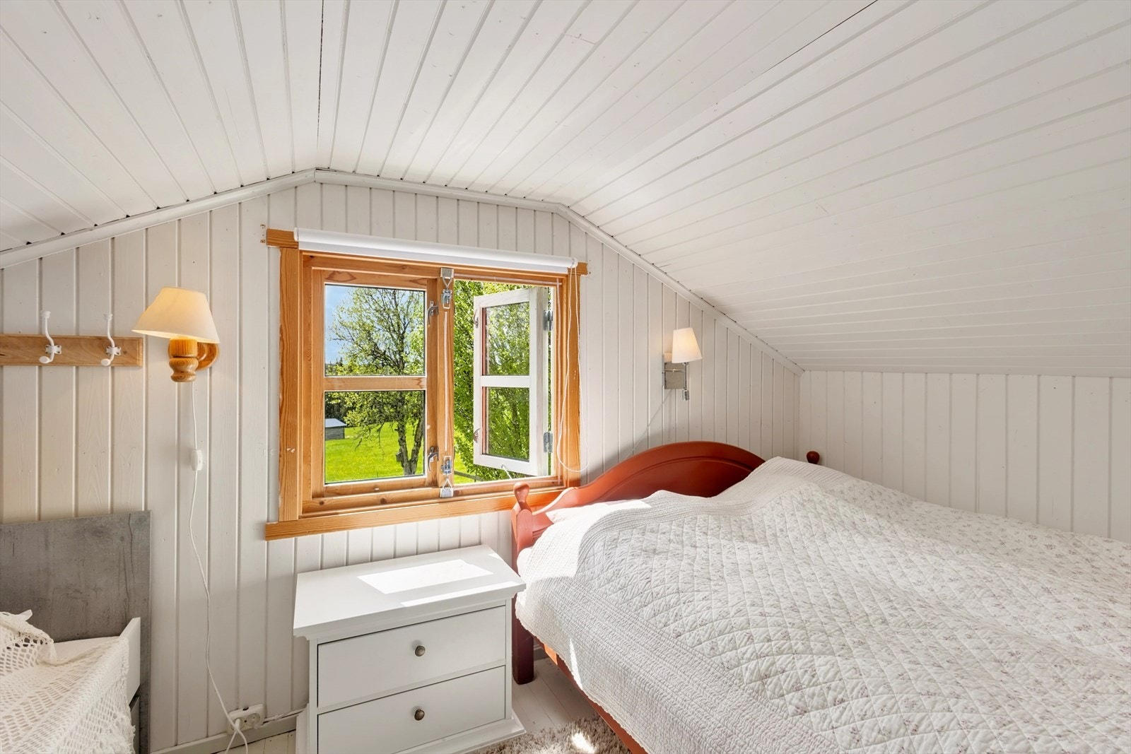 Overflatene på hemsen har malte tregulv og panel på vegger og i tak. Galleribilde