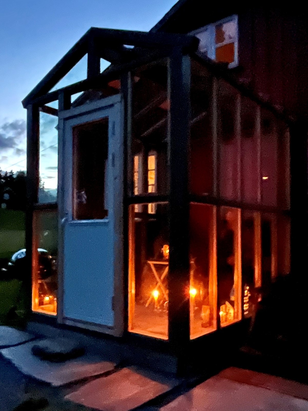 Drivhus/utestue sett fra utsiden en sommerkveld. Selgers private bilde. Galleribilde