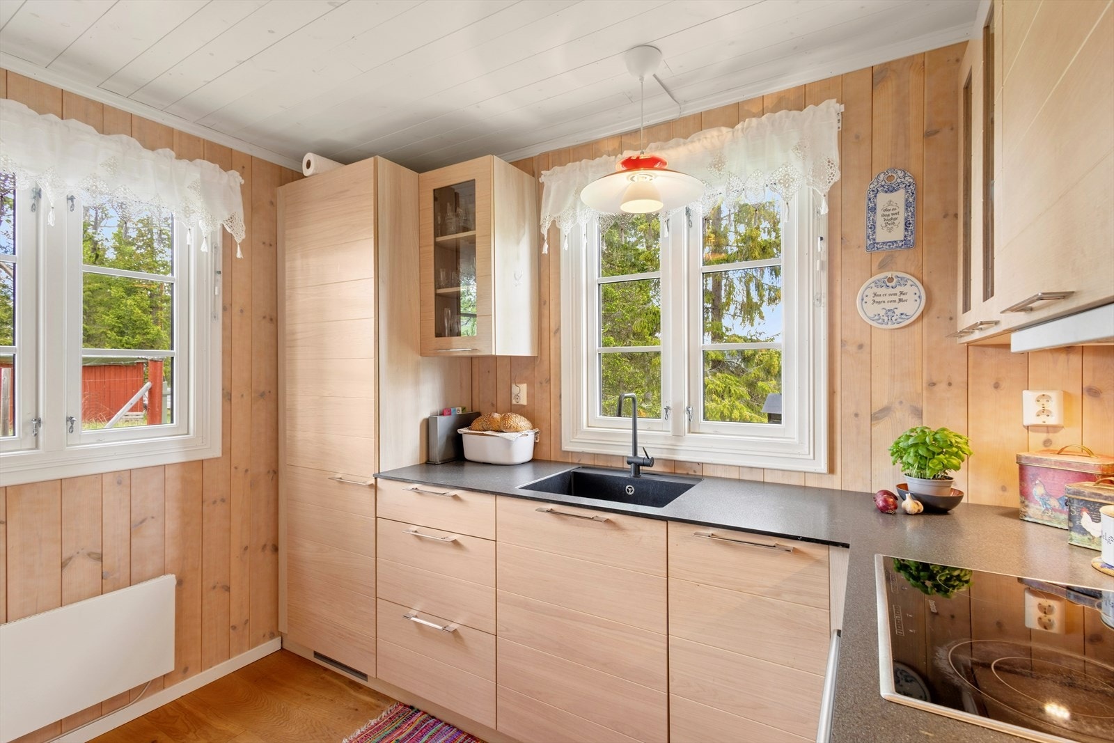 Kjøkkeninnredningen er fra 2013 og fremstår som tidløs og praktisk, med folierte skrog og malte, profilerte fronter som gir et klassisk preg, og laminat benkeplate. Galleribilde