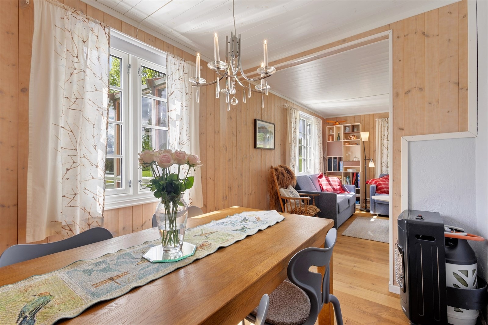 Planløsningen gir gode møbleringsmuligheter, med naturlige soner for både sofagruppe og spiseplass. Galleribilde