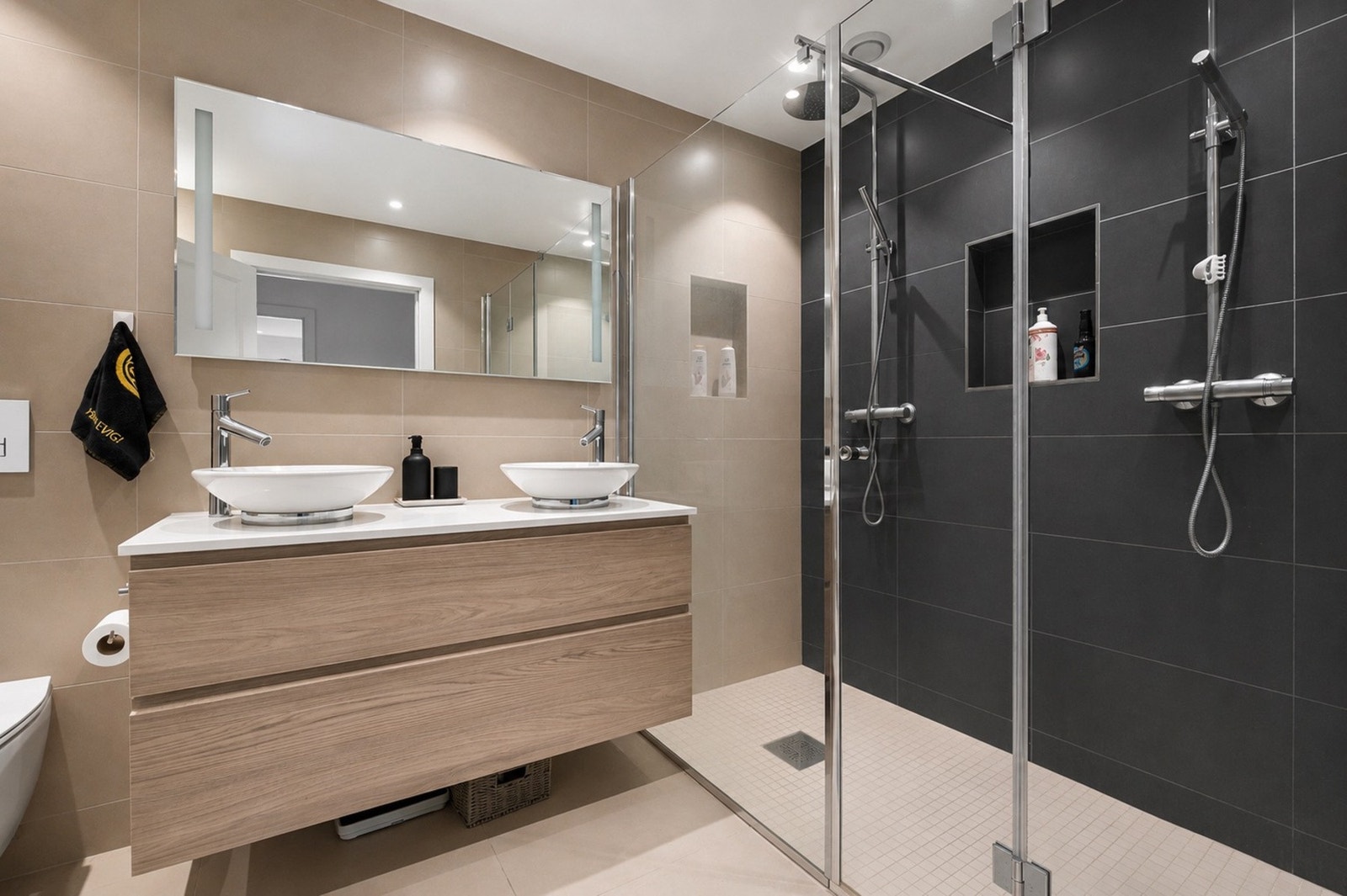 Badet ble modernisert i 2017, med flislagte overflater og varme i gulv. Galleribilde