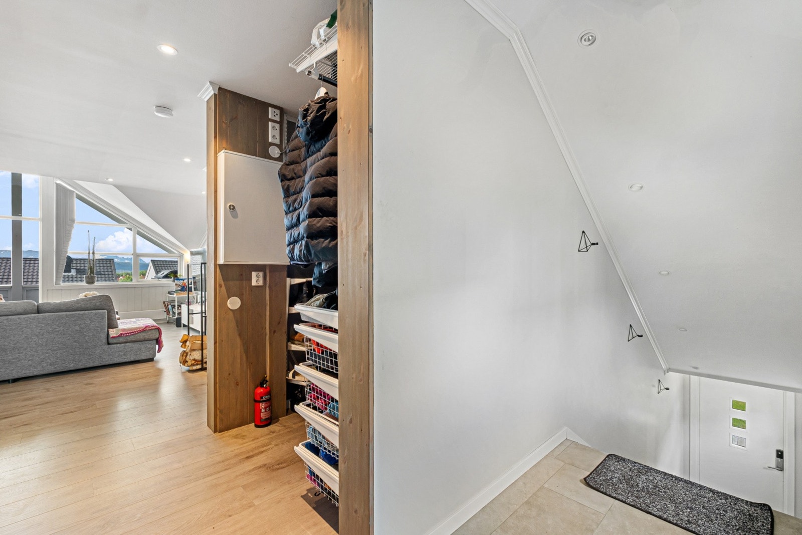 Trappen fra inngangspartiet har fliser og leder opp til hovedetasjen. Galleribilde