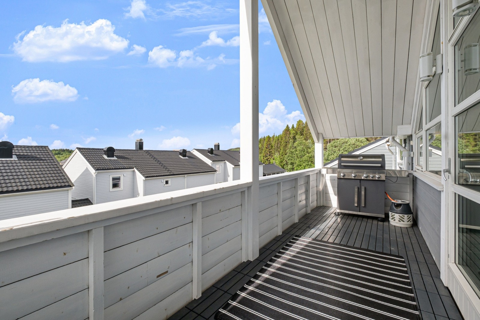 Den overbygde verandaen har god plass til både grill og utemøbler. Galleribilde