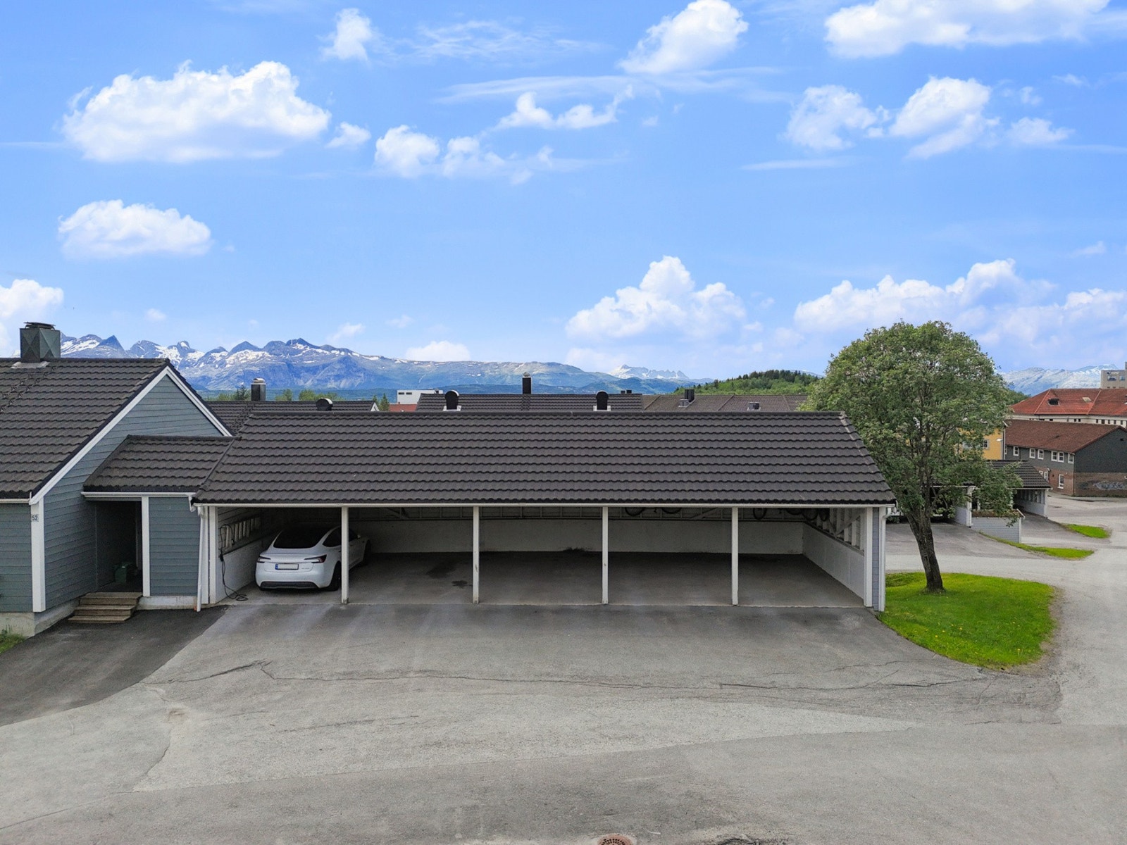 Parkering i carport i fellesanlegg. Det er fremlagt ledning for fremtidig elbillader. Galleribilde