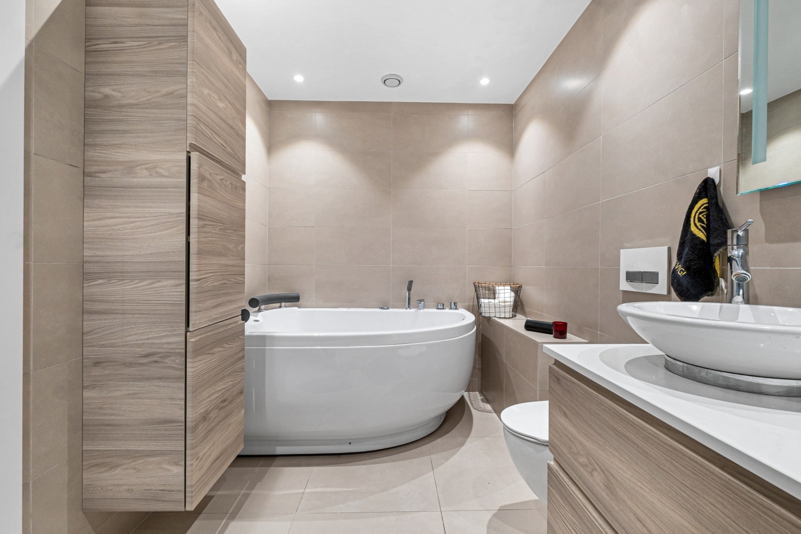 Badet er innredet med både badekar og dusjsone. Galleribilde