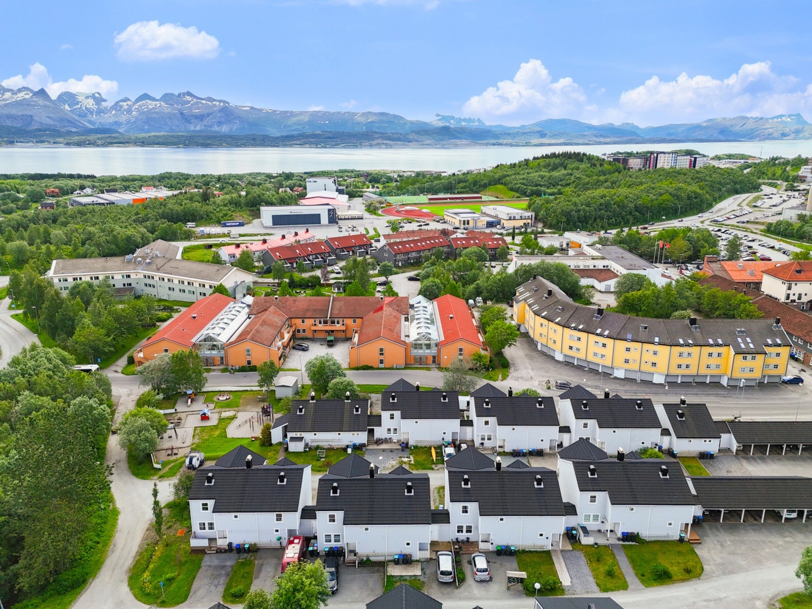 Kort gangavstand til dagligvarebutikk, apotek og bussholdeplass. Galleribilde