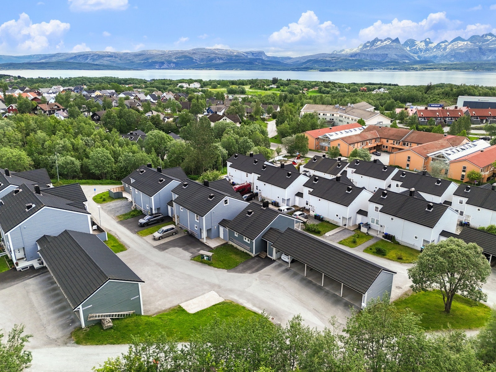 Eiendommen ligger i et etablert og barnevennlig område på Mørkved. Galleribilde