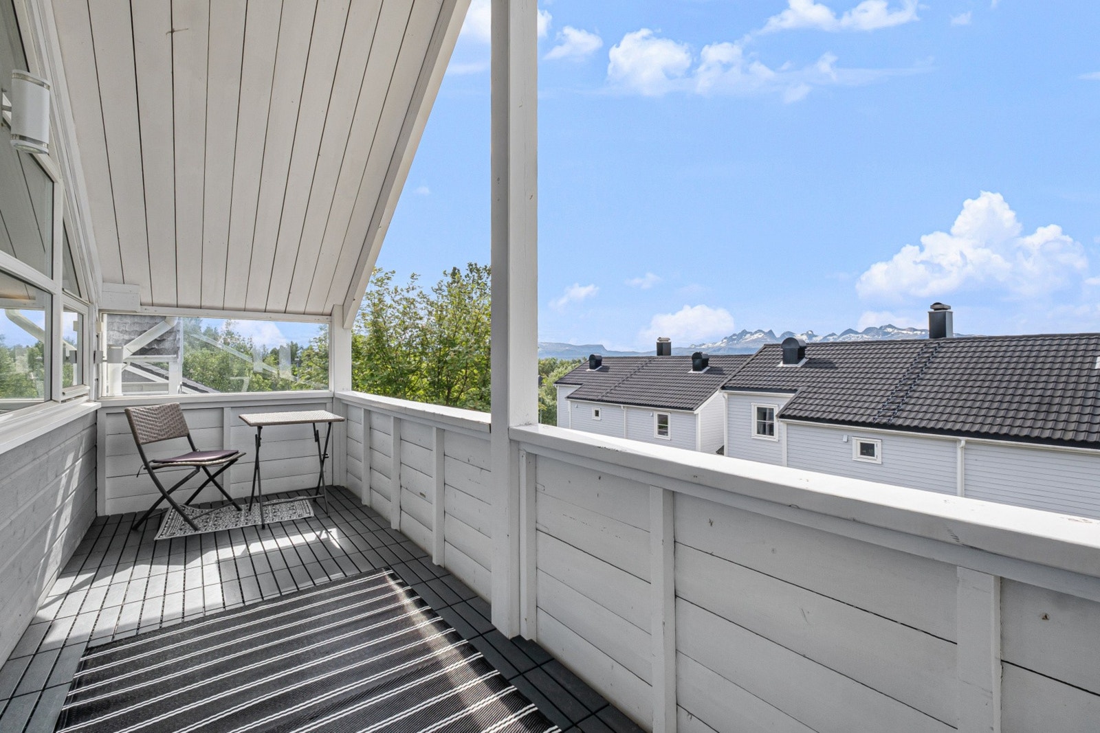 Fra stuen er det utgang til en overbygget, sørvendt veranda på 10 m². Galleribilde