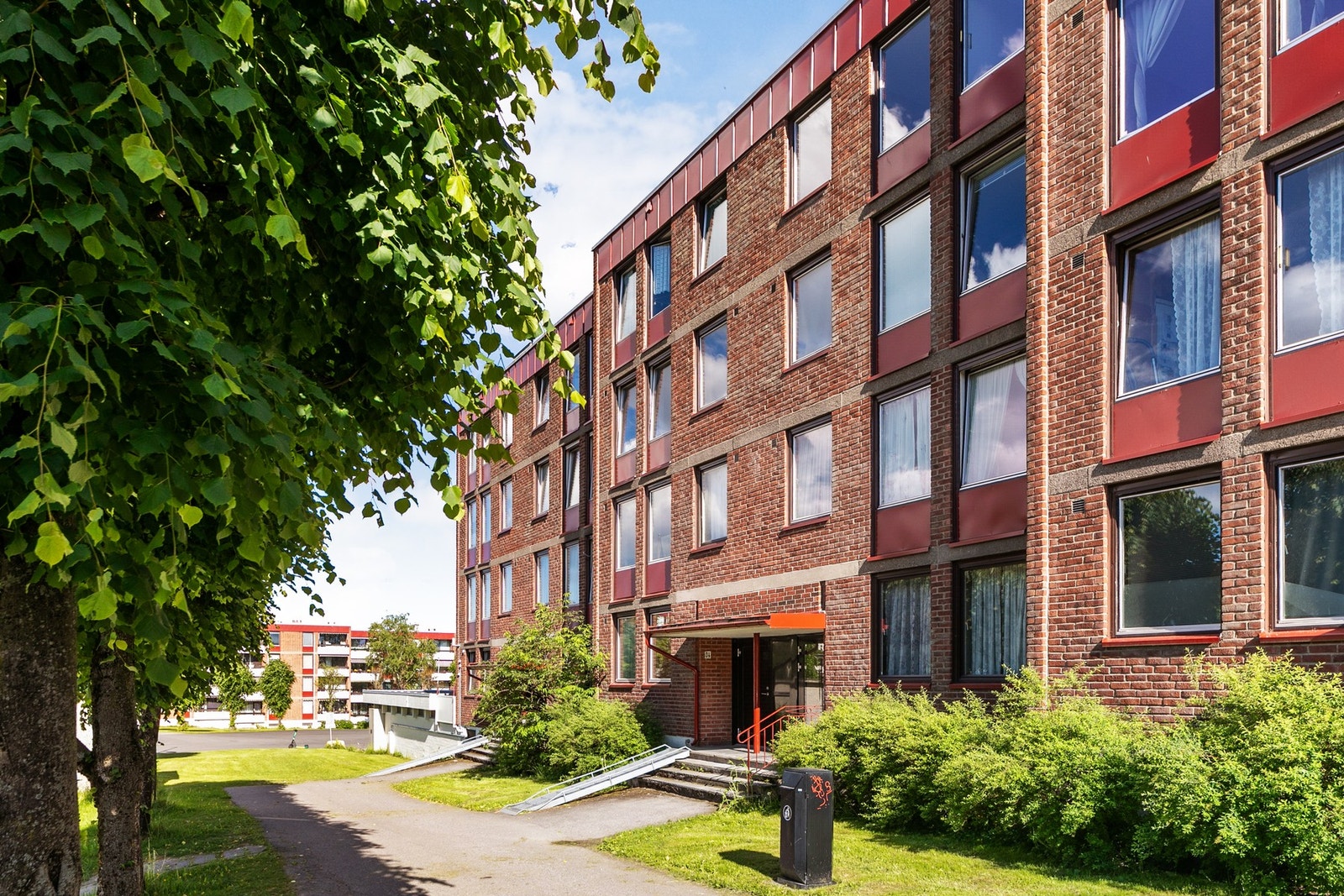 Linderudveien 34 ligger fint og skjermet til i et veletablert og svært populært boligområde på Linderud i bydel Bjerke, innenfor bomringen i Oslo. Galleribilde