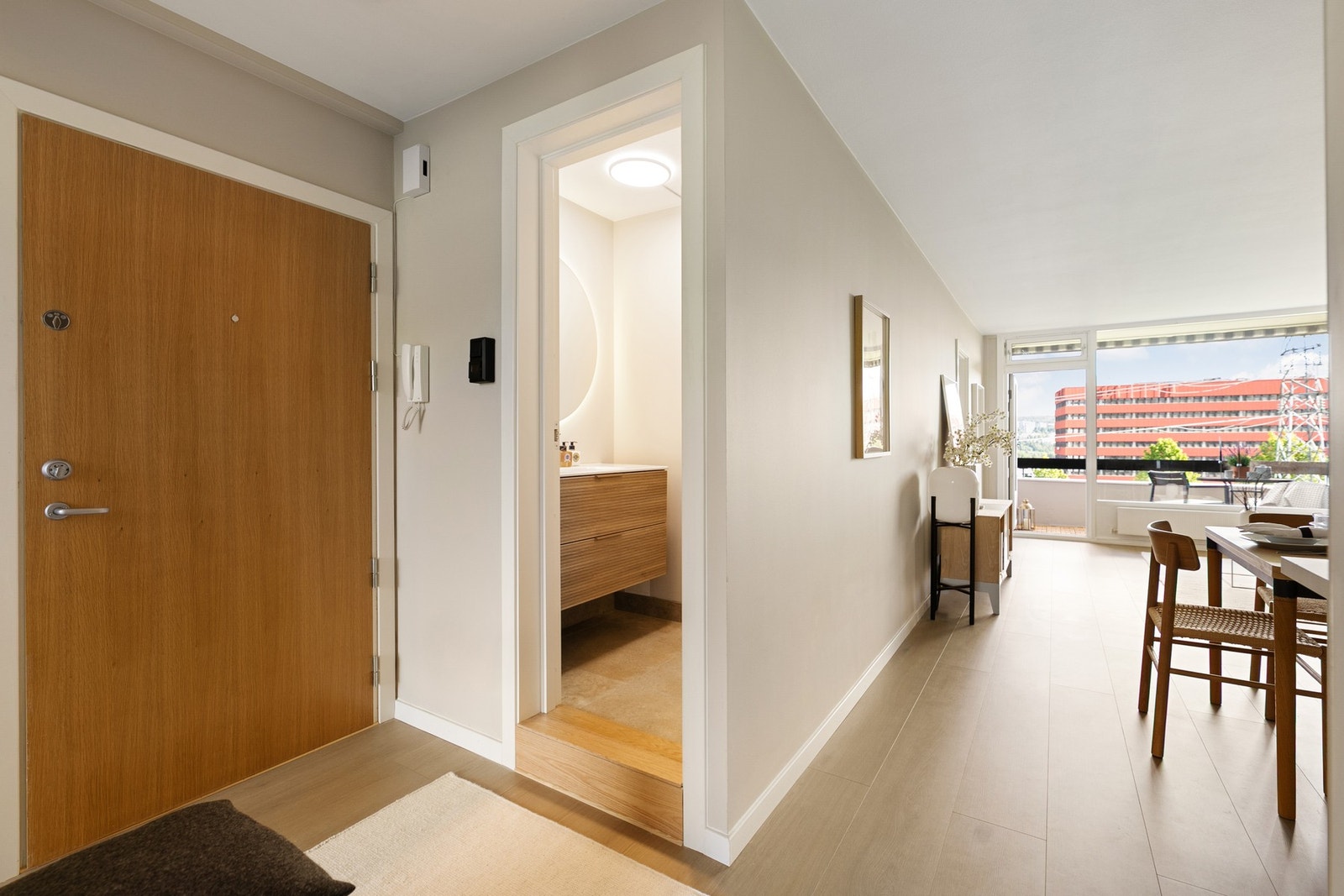 Velkommen inn! praktisk entré med plass til å henge fra seg yttertøy og sette fra seg sko. Galleribilde