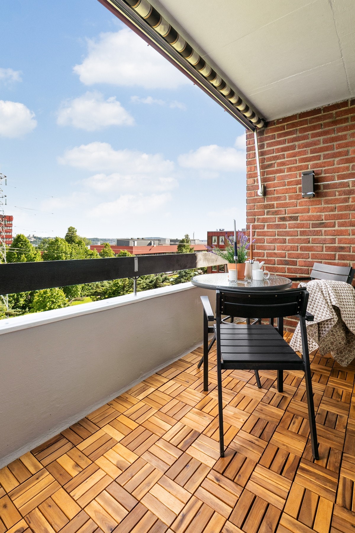 Balkongen er et perfekt sted for å nyte morgenkaffen, eller bare lene seg tilbake og slappe av. Galleribilde