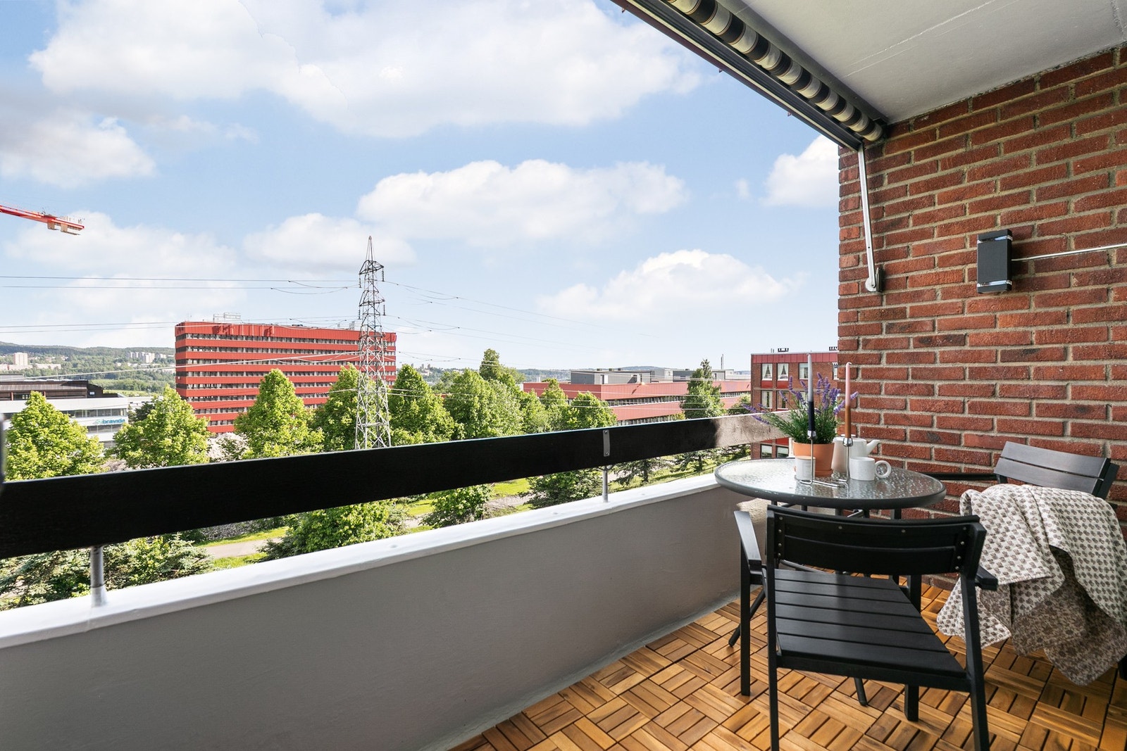 Her får kjøperen gleden av gode solforhold, plass til sittegruppe, og en innglasset balkong som gir en lun atmosfære, og er en fin forlengelse av stuen. Galleribilde
