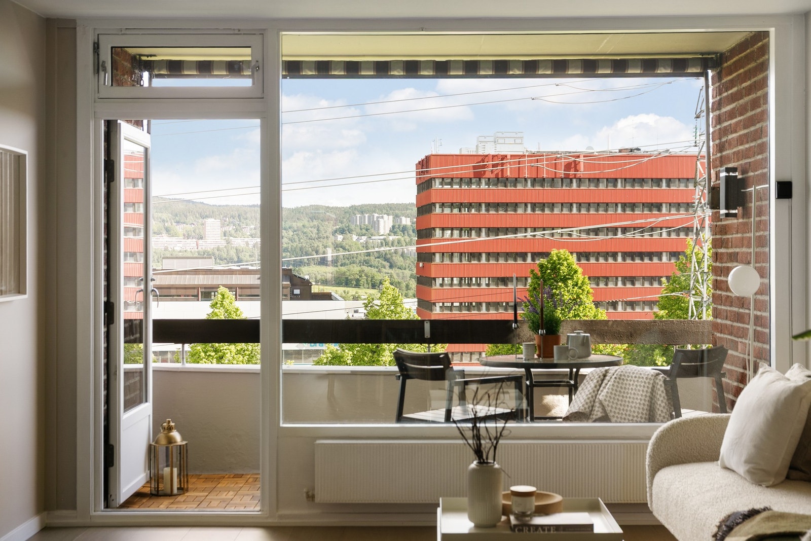 Fra stuen har du direkte tilgang til leilighetens sydvendte balkong på ca. 5 m². Galleribilde