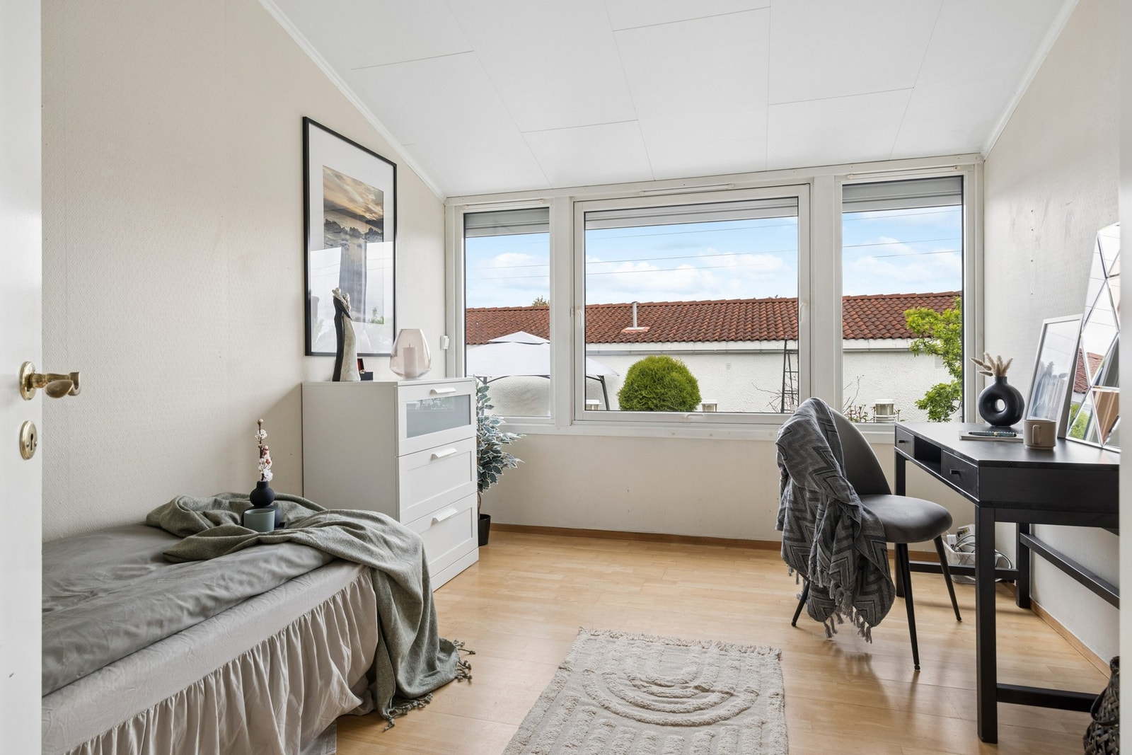 Soverom med god plass til møblering, samt store vindusflater som gir rikelig med naturlig lys. Galleribilde
