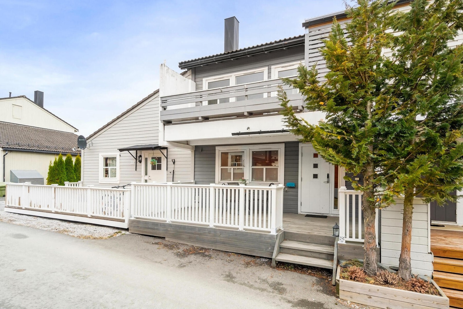Boligen ligger i et barnevennlig boligområde med gangavstand til skole, barnehage og et stort utvalg av butikker av alle slag. Galleribilde