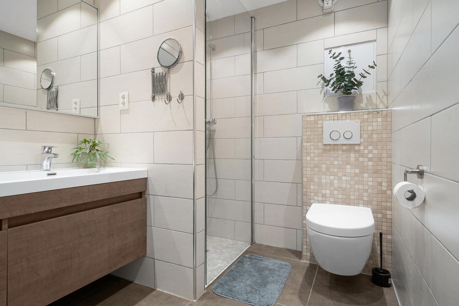 Badet er flislagt og har behagelig gulvvarme. Galleribilde
