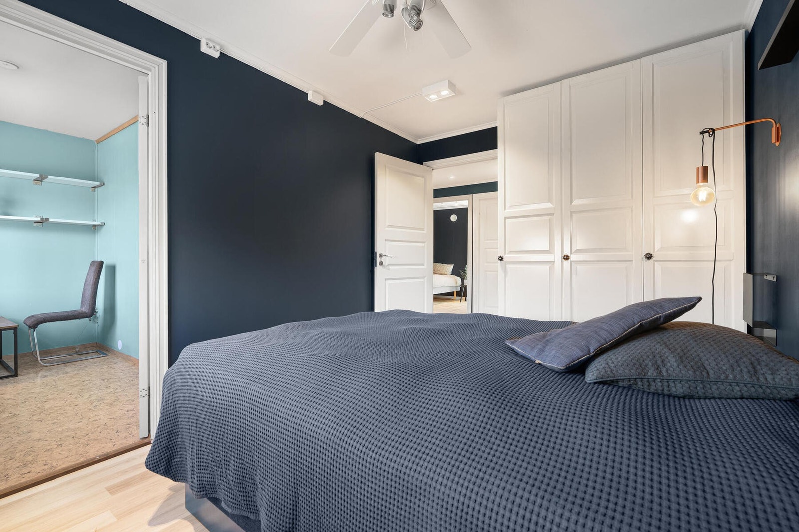 Soverom 1 på 10,5 m² med tilhørende disponibelt rom. Galleribilde