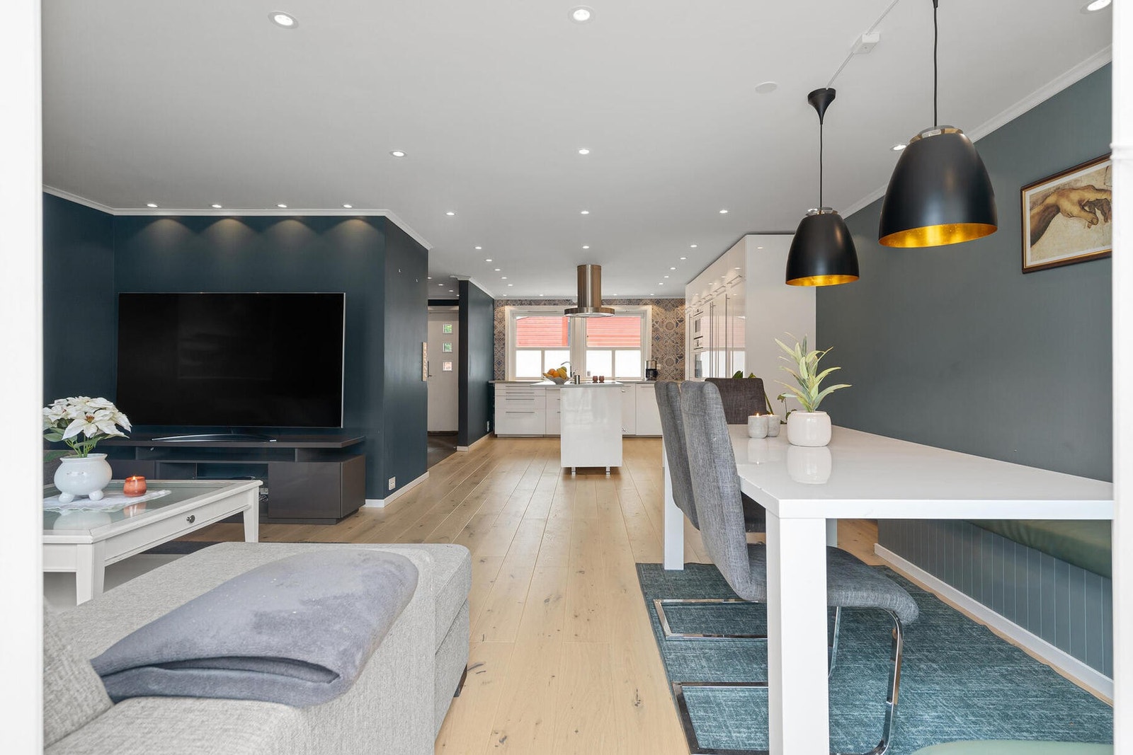 Her har du en moderne og innbydende familiebolig over 3 plan. Galleribilde