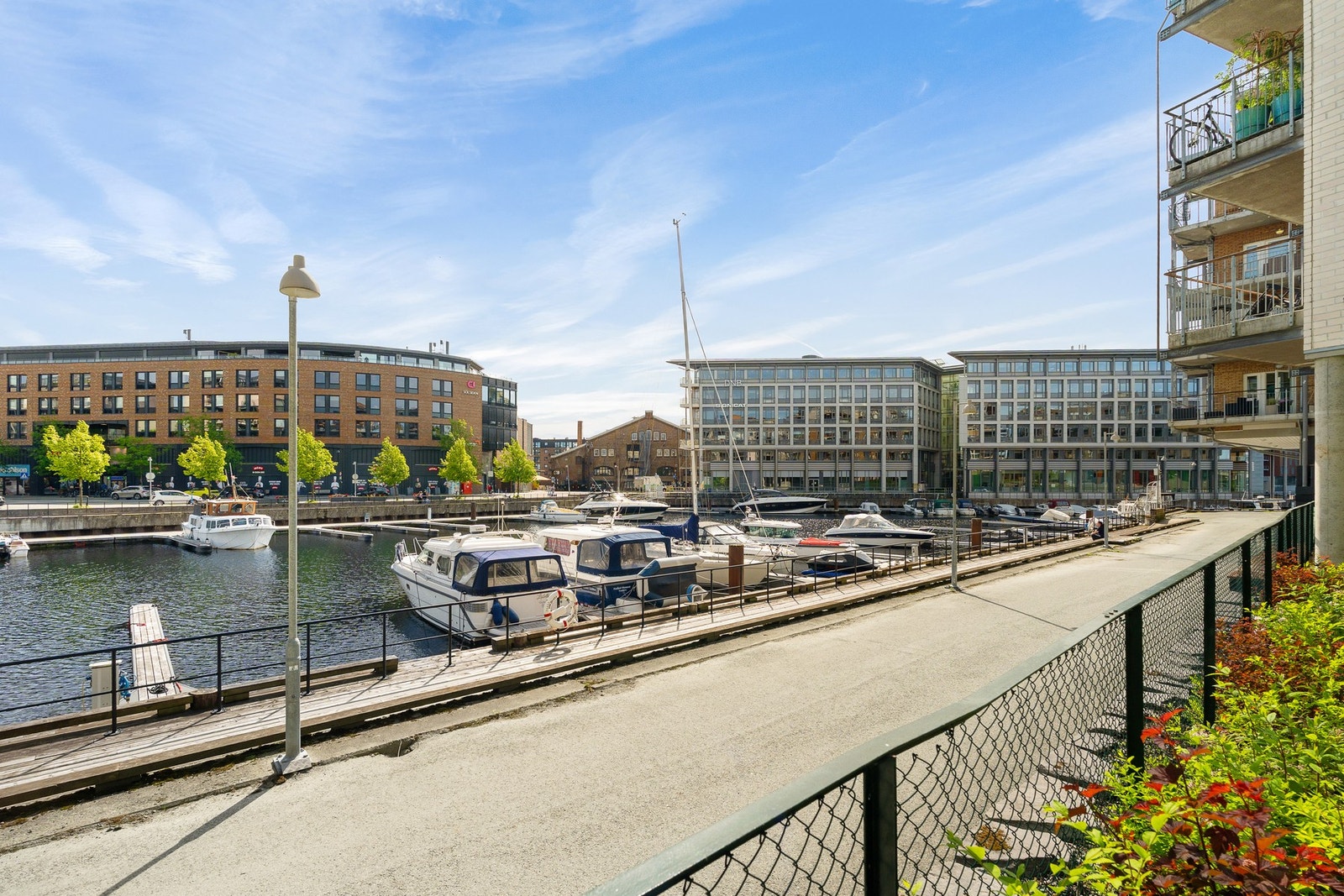 Leiligheten har en fantastisk beliggenhet på Solsiden med kort avstand til både båtmarina, shoppingmuligheter og studieplasser. Galleribilde