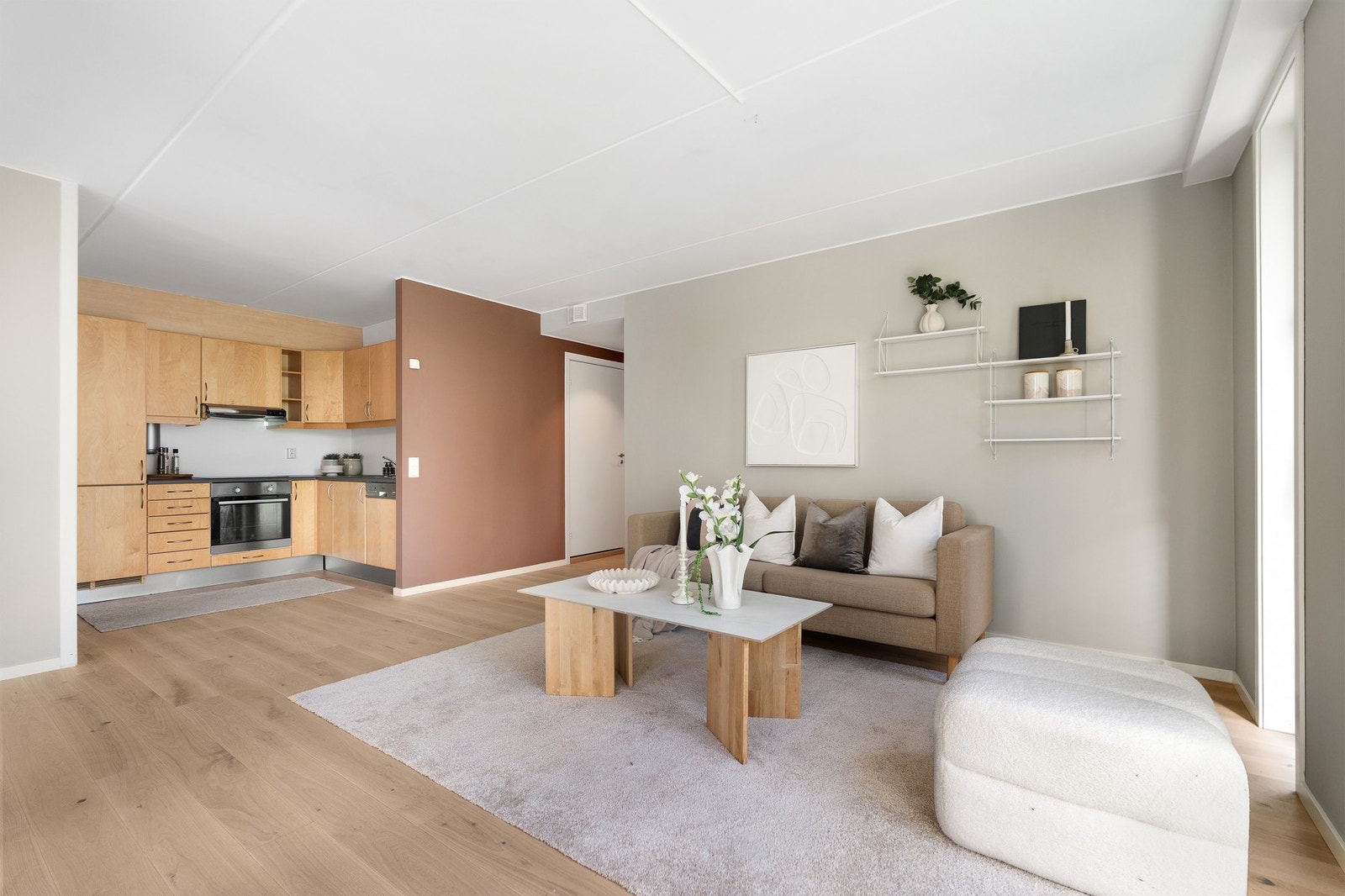 Delikat stue med god plass til sofagruppe og spisebord. Galleribilde