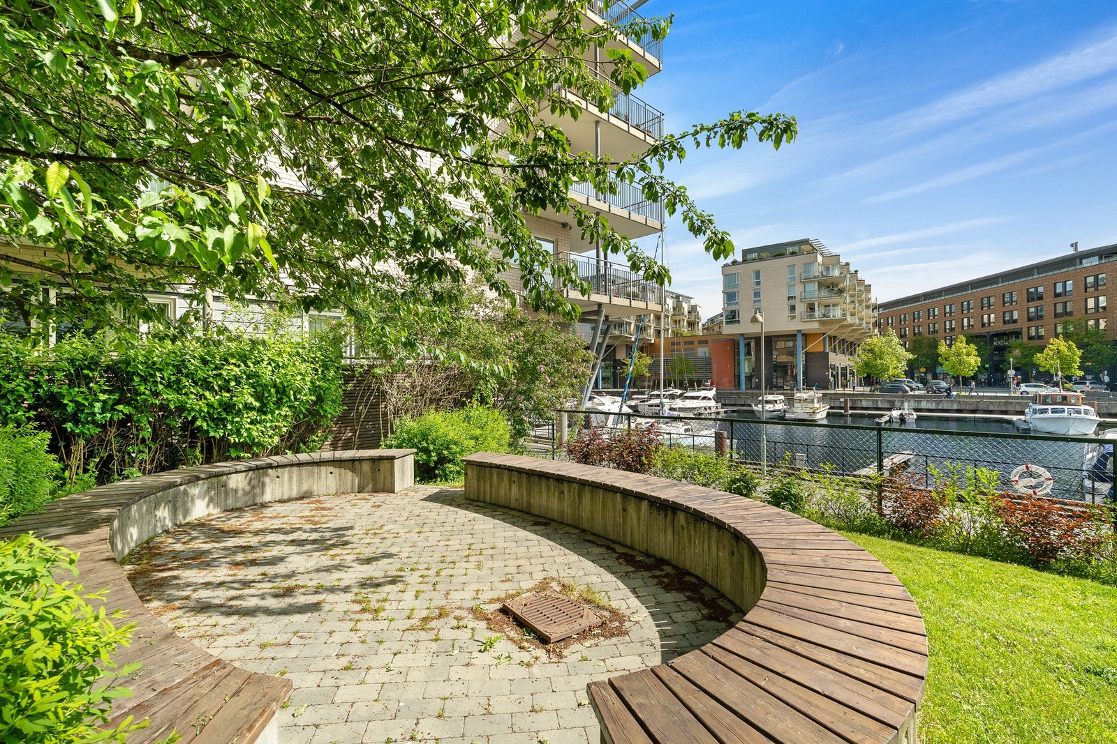 Fine fellesområder langs marinaen som er utmerket å benytte i sommerhalvåret. Galleribilde