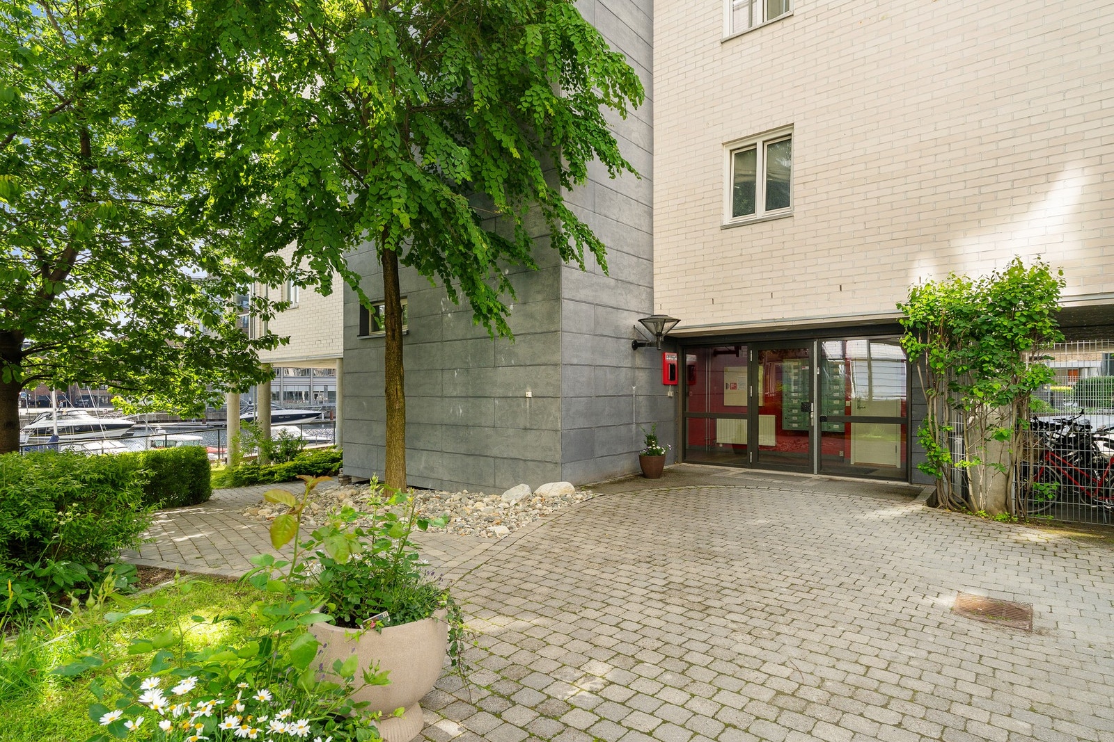 Hyggelig inngangsparti til bygget. Galleribilde